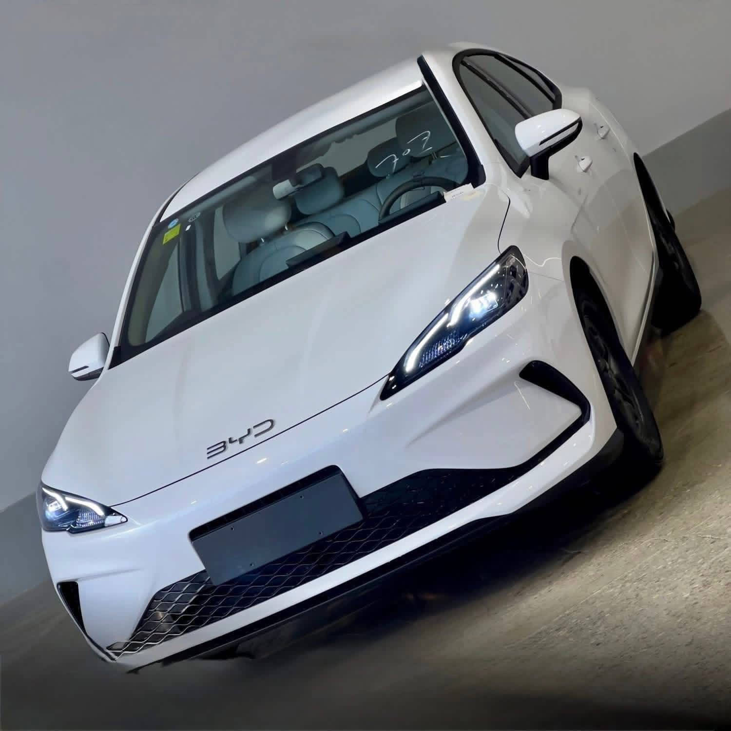 سلام عليكم سيل5 داخل ابيض مرقم بغداد مثبت لوحات بغداد بسمي جاهزه كامل الملحقات2025  زيرو العنوان بغداد ***********
