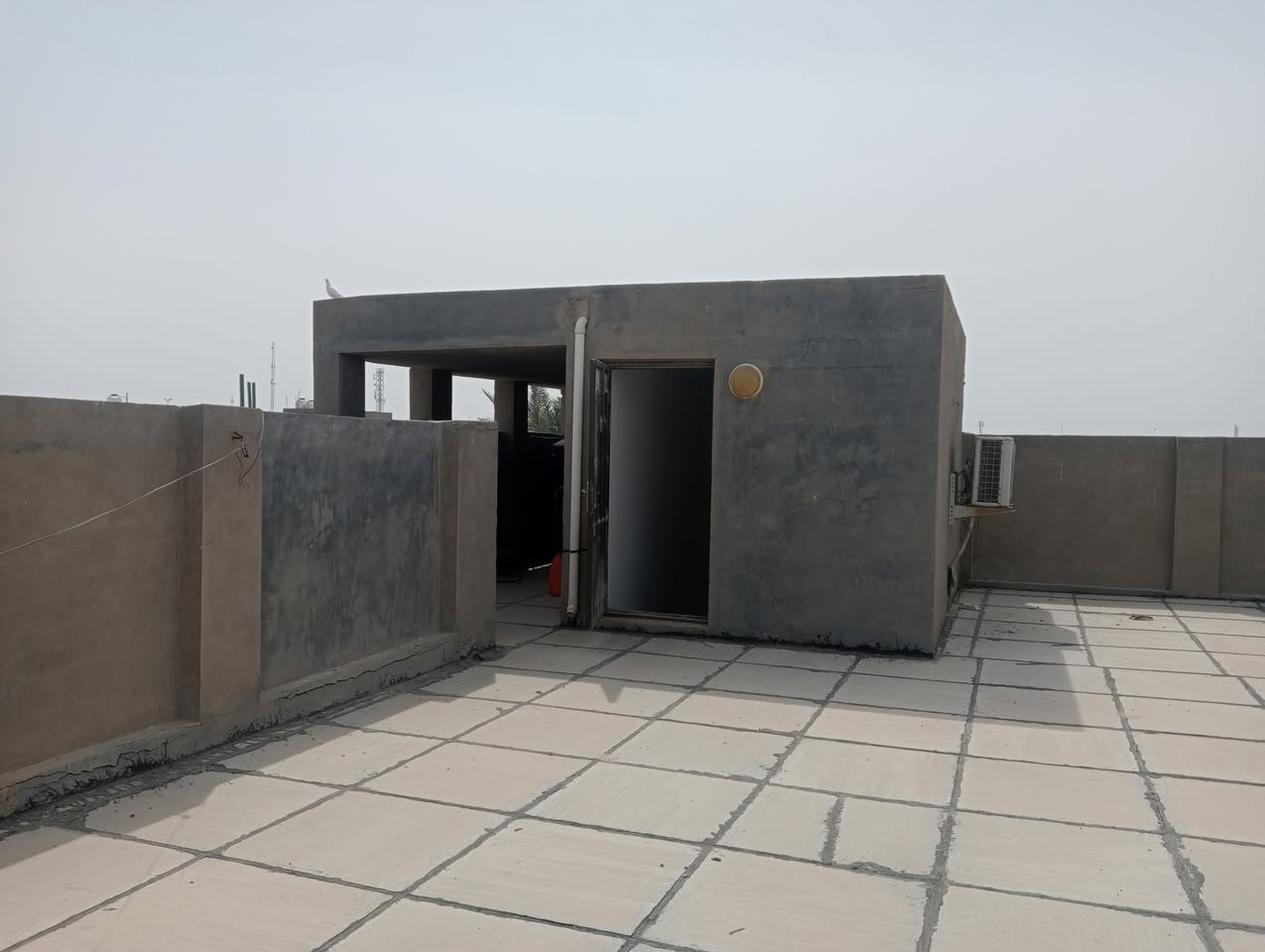 السلام عليكم 
للبيع بيت 200متر حي العسكري مدارس شارع المضخه بداية منطقة ال3000قريب كلش على الشارع العام بناء جديد ومال جناي تعبان عليه البيت مرتفع عن الشارع وكل طابق ارتفاعه ٤امتار مساحات كلهه كبار والبيت نفه 
الطابق الاول( مطبخ/استقبال/صاله/غرفه نوم /ثنين صحيات داخليه وخارجيه ) 
الطابق الثاني (ثلاث غرف نوم وصاله وصحيات) 
للاستفسار اكثر //***********
