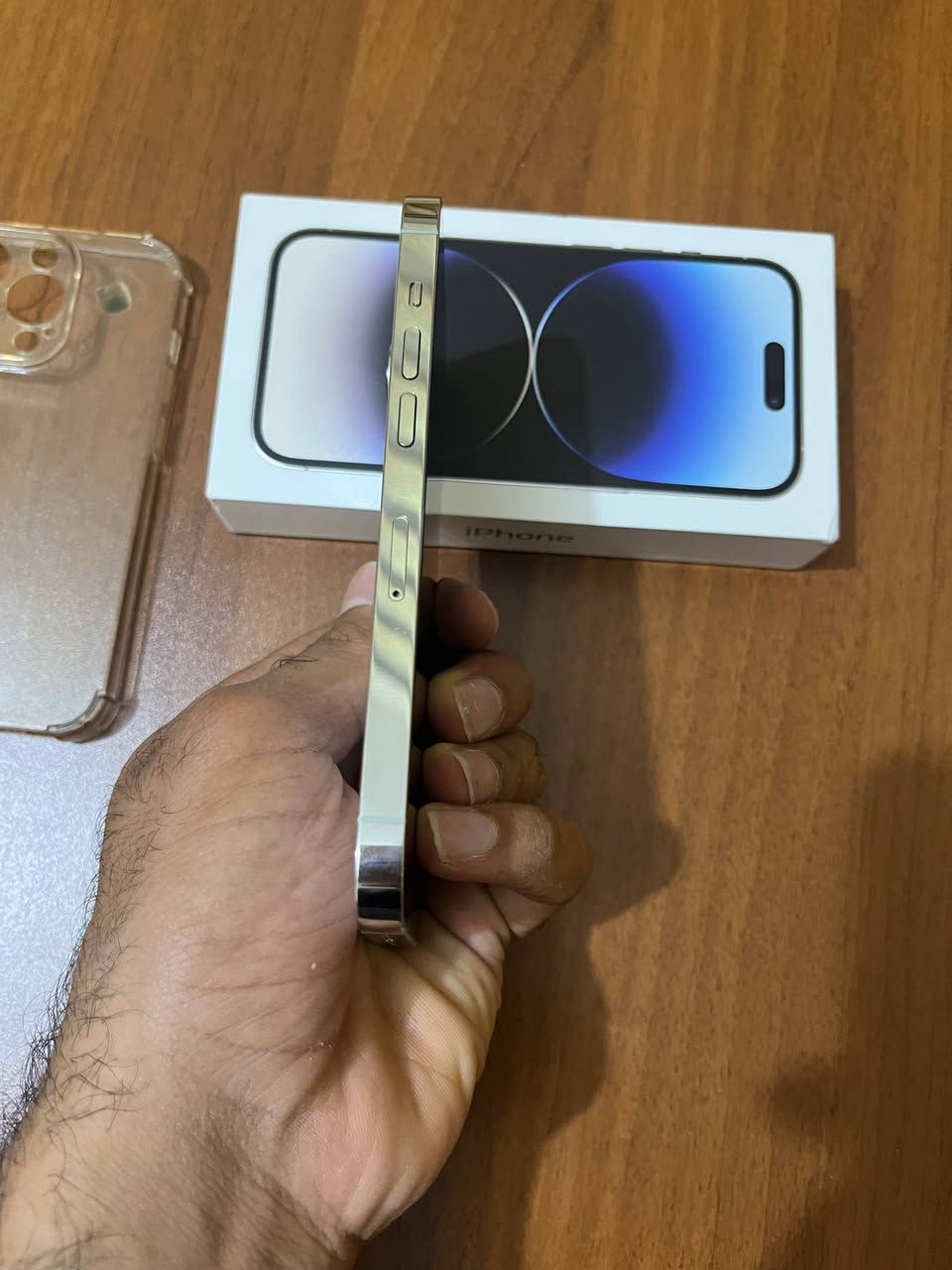 السلام عليكم شبابنة الطيبين
iPhone 14 pro فقط
شرق اوسط الالون الأبيض ( تك سيمكارت +esim )
الجهاز نظيفً جدا واستخدامة فقط تصفح وكامرة
نسبةً نظافة 98% لوجود خدوش بسيطة بالشاشة مال استخدام لانً ممخلي لاصقة حماية
الذاكرة 128
البطارية 79وجانت 83 بس نزلت بسبب التحديث 
تكفيك يوم كامل اذا استخدامك عادي
والجهاز مكفول من كلشي مال جناي 
السعر 650
مكاني بغداد الامين الثانية واتواجد بالمشتل
الشراي يتفضل خاص او يتصل على ***********
