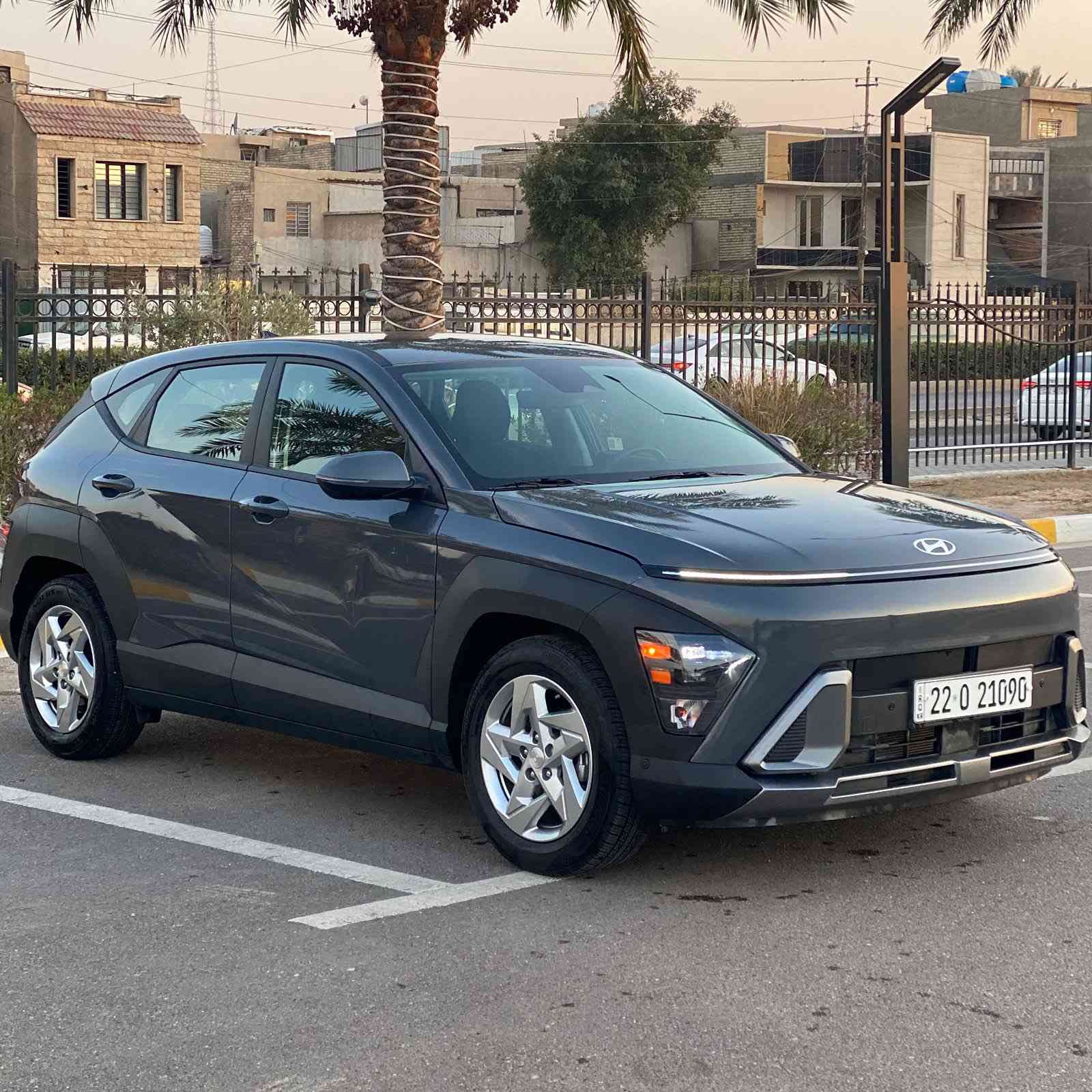 السلام عليكم : للبيع فقط
كونا : موديل ( 2024 ) 
ماشيه : 7 الف 
لون : رصاصي ( نفطي ) 
ا———————————————
حادث : طعجة بحافة البنيد 
بدنه / براكيت / راديتر / تبريد : على وضع الشركة 
رقم : اربيل / تحويل ، وكالة : موجود 
ا———————————————
مواصفات : 
بصمة / تشغيل عن بعد / شاشة كبيرة / 
عداد ديجتال متصل / رادار امامي / وجانبي / 
ويل كب / توقف ذاتي / اطفاء عند الاشارة / 
وبعد بيها مواصفات ……… 
ا———————————————
السعر : 177 ورقه
موبايل :  ***********
مكاني : بغداد
