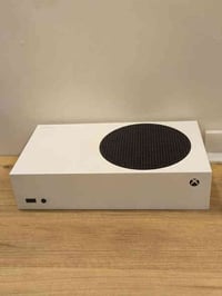 🎮 للبيع Xbox Series S – حالة ممتازة ⚡ الجهاز شغال 100% وما بيه أي مشكل...