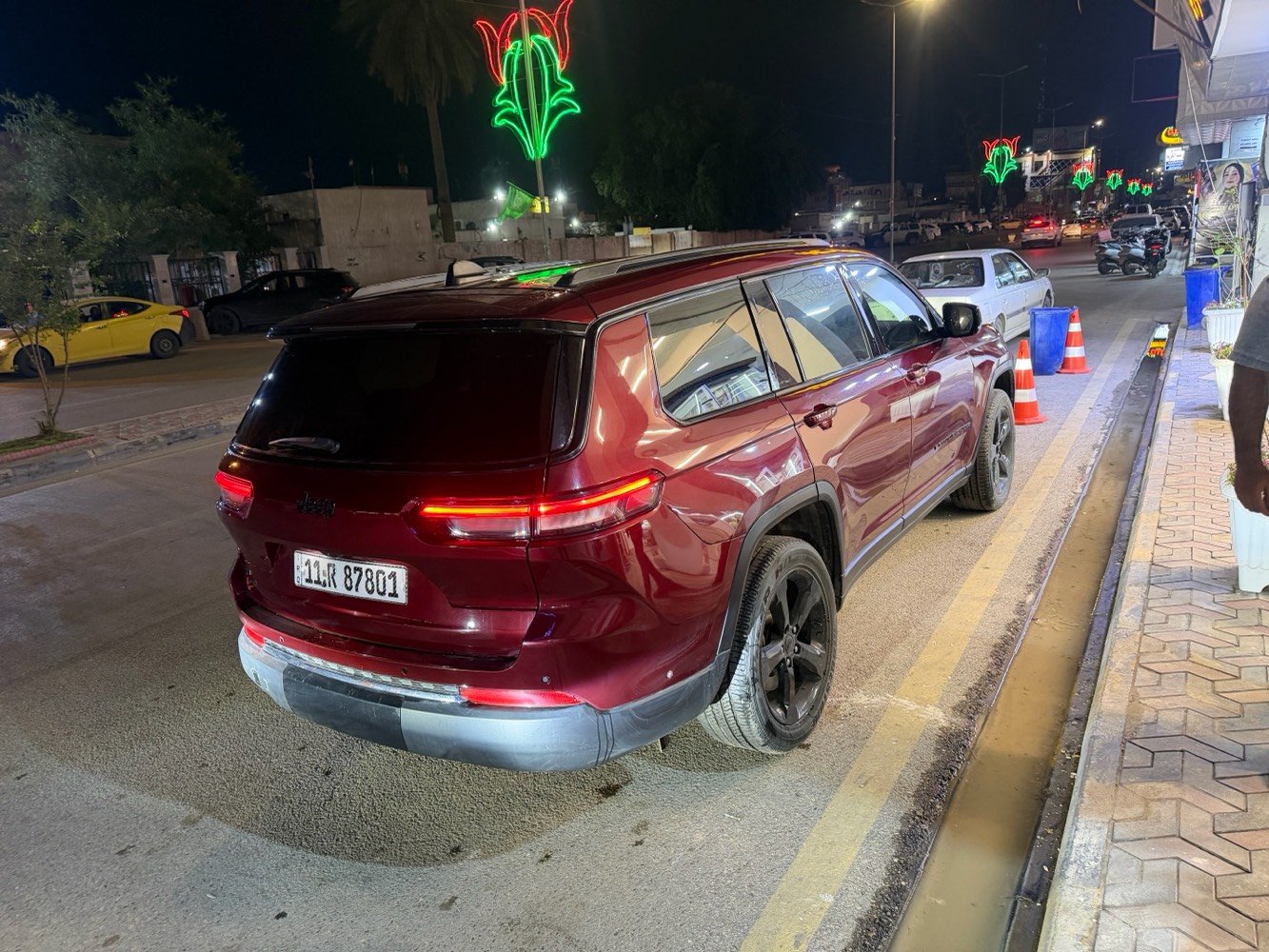 سيارة جيب جراند شيروكي لونها خمري معروضة للبيع. السيارة في حالة ممتازة ومجهزة بكل وسائل الراحة. مثالية للعائلات أو الرحلات الطويلة. إذا كنت تبحث عن سيارة تتمتع بالأداء الجيد والشكل الأنيق، فهذه السيارة تستحق النظر.