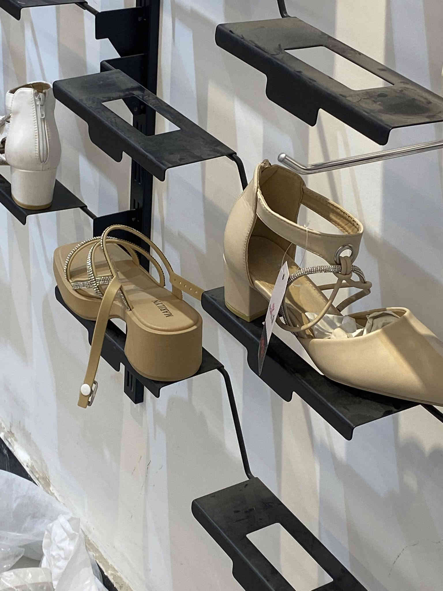 احذيه ماركه نسائي رجالي  ابيع شلعه وحده مصار شهر من فتحت المحل  وريد هسه اعزله الي يحب يجي ياخذهن  فوك. 300زوج  ***********
