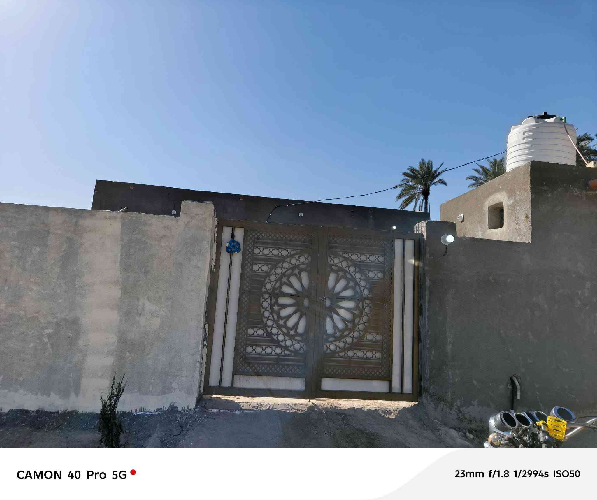 بيت للبيع مقابل الجامعة مجاور مجمع حجي حسين مساحه 200 متر سند 25 غرفتين ومطبخ وصاله حديقه جبيره  صحيات داخليه وخارجيه شغل درجه بناء طابوك وفرمستون السعر 35 
***********
