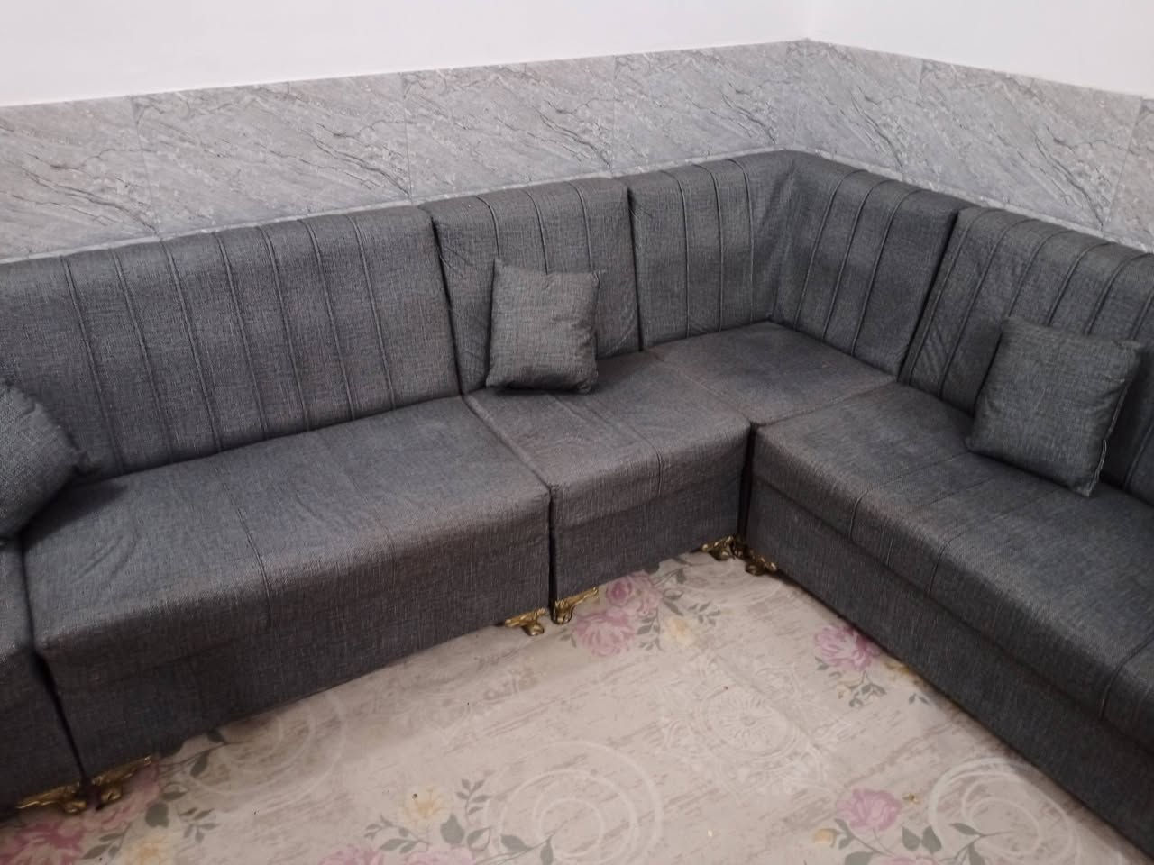 السلام عليكم ديوان للبيع نضيف 7امتار 5 قطع السعر 300 وبي مجال ***********
