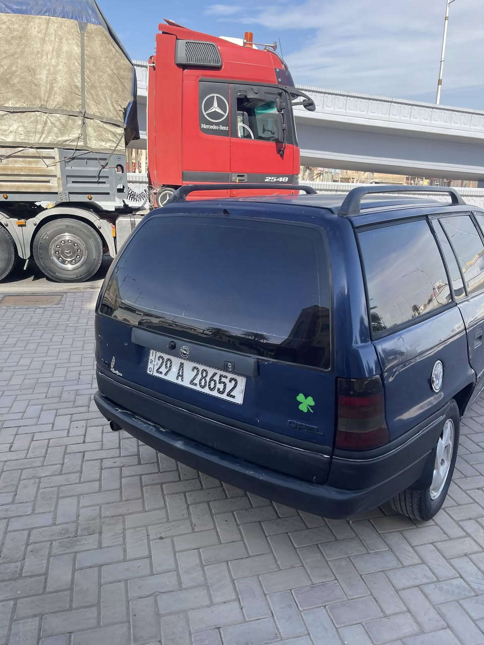 السلامه عليكم سياره أوبل استر موديل 92 سياره جاهزه وحلوه ونامه مكينه وكير شرط وهاي نضافتها كدام عينكم  داخل نضيف مشروع  بطايت جدد بس تشدهن كهربائيات كلها كامله زنًون طوافه كله شغال   سنتر لوك كامل شغال رقم واسط اني الشرعي مالتها تريد وكاله تريد تحويل هزه جديد سنويه جديده  مشروع وطني السياره السعر 37 بيها مجال مكاني تكريت *********** يرهم مراوي حسب القناعه
