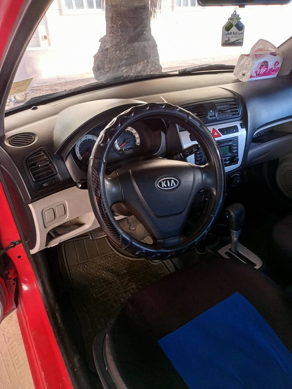سيارة كيا مورنيج موديل 2008 تبريد  وتدفئة شغالة فول توماتيك محرك بي صرف ونفخ انطيك مصبوغة حزام  بيها طخة جاملغ اليسار الامامي فقط السعر 60 ورقة وبيها مجال بسيط سنويا وهزة بعد ماساقطة بيها ماستر بانزين وكم موضح بالصور للاستفسار على الرقم ***********
