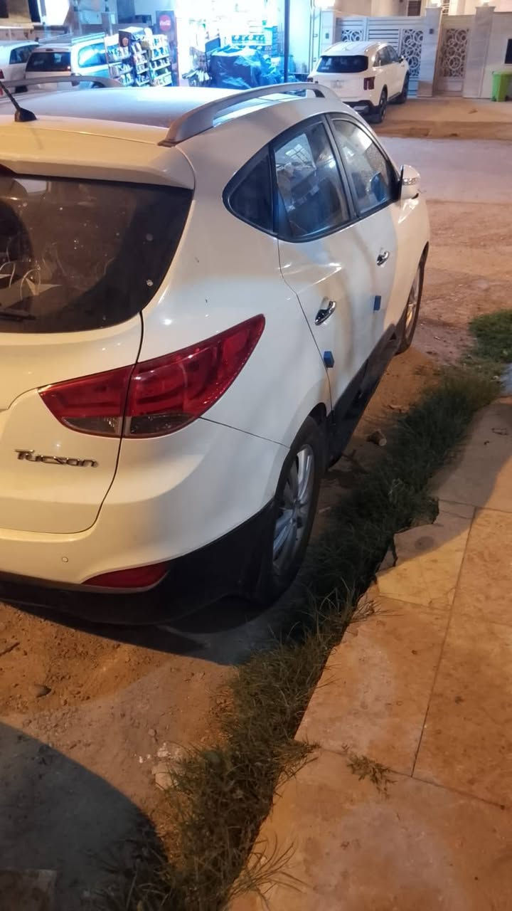 السلام عليكم سيارة توكسان  2011 خليجي محرك 2000 بصمه بانوراما مري شفط داخل جلد كرسي كهرباء  شاشة  كاميرا خلفيه اصليه حساسات ماشية 104 الف حقيقي فقط بيها صبغ شويه بين الباب والجاملغ الخلفي فقط شخط بدون دواخل وشوية ربع الجاملغ بي بارد غير هذا مكفولة السيارة سنوية ماساقطه السيارة بأسمنا المكان بغداد حي القادسية
رقم الموبايل ***********
