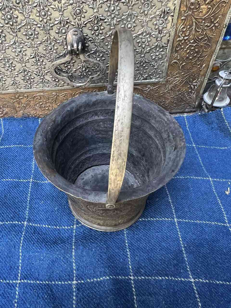 دلو نحاس احمر قديم نقش يدوي مختوم ايضا ارتفاع 18 سم
واتساب ***********
