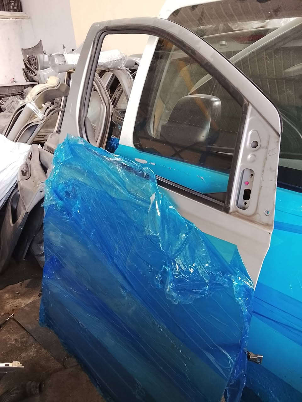 السلام عليكم ورحمه الله وبركاته اخواني موجودات كصات ستاركس.لون سلفر وابيض وبحري وايضا كشنات ثمانيه راكب ملكي .جدد بمعنى الكلمة ومكاين شرط على قيد التشغيل موديل 2009_2010_2012 كذالك قماره لون أبيض VAP . مثل ما موضح بل صور كامله مكمله وبرد كهربائي.وجاملغات لون بحري .أخر قطعتين ودعاميات وأبواب سلايد وجوانب حداديات.كامله ويل شكلين مثل ما موضح والكثير من الأدوات مجوده العنوان بابل الحمزة الغربي حي الصناعي قرب المتنزه الاستفسار اتصل على هذا الرقم .***********
