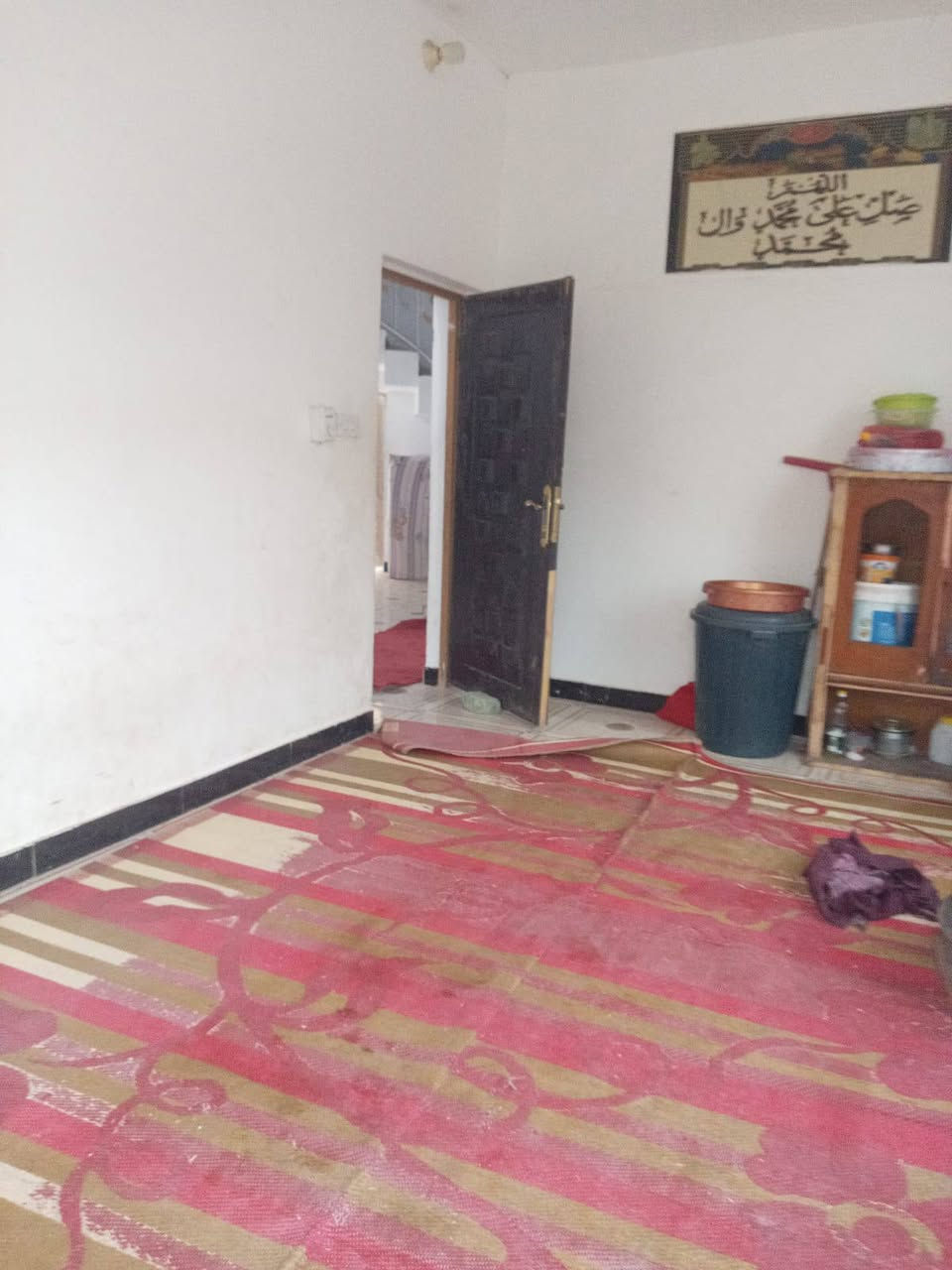 سلام عليكم. دار سكن زراعي للبيع منطقة ال أبو حجر مساحة ٢٠٠م عكاده بناء جديد طابوك جاهز للسكن قرب عمارة العلوية ام غيداء .غرفتين وصاله ومطبخ وبراني وصحيات جاهز للسكن السعر ٣٠ وبي مجال استفسار اتصال*********** أو واتساب ونكون بخدمتكم
