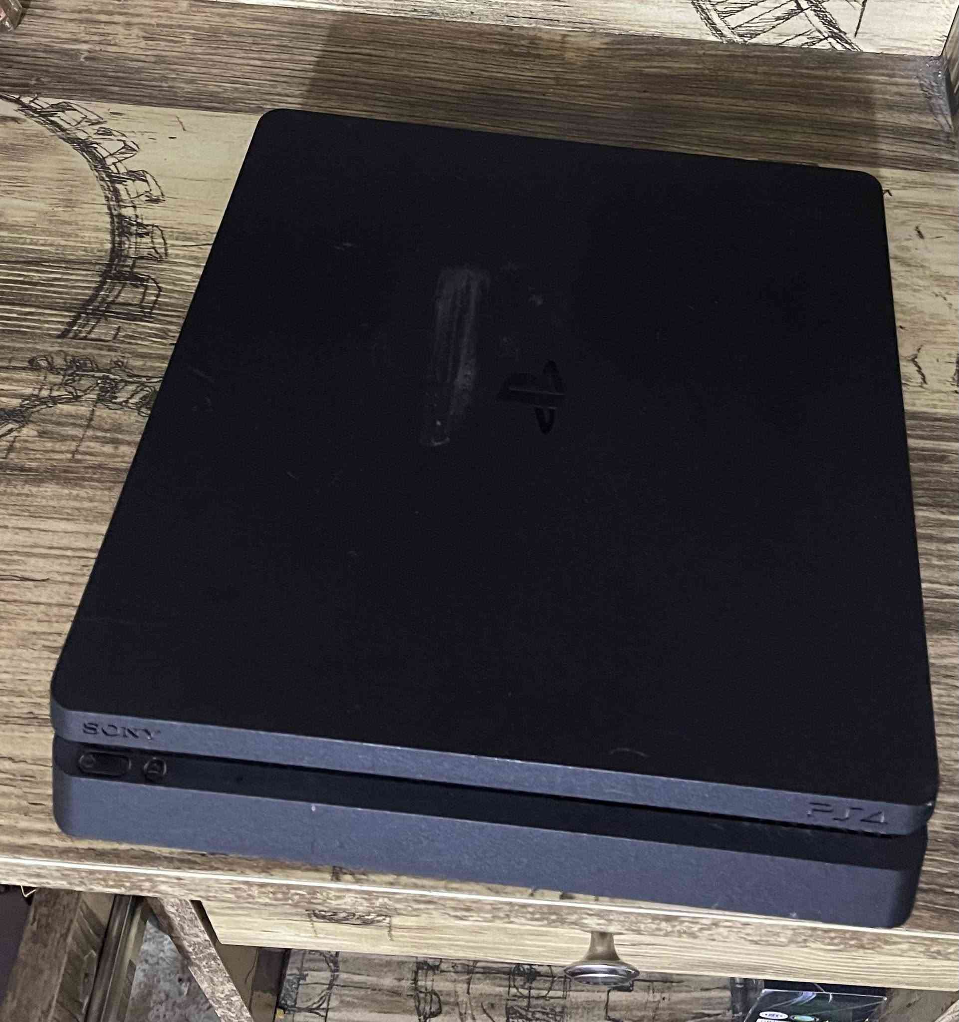 بلي 4 اونلاين 1 تيرا البلي كلش نظيف وما مفتوح بي برغي محتويات البلي كيبل تشغيل وكيبل اجدي وكيبل شحن ومع يدات 2 السعر200 وبي مجال  مكاني زعفرانية للاتصال 0777 064 7241
