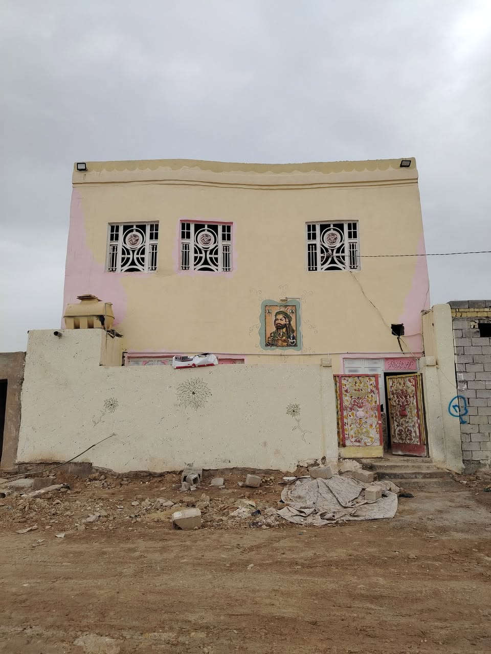 بسم الله الرحمن الرحيم
بيت للبيع المساحه 100 مربع طابقين البيت يحتوي على 4غرف ثنين كاملات وثنين ما كاملات ويحتوي على استقبال وصاله ومطبخ وصحيات
للاستفسار على هاذ الرق ***********
