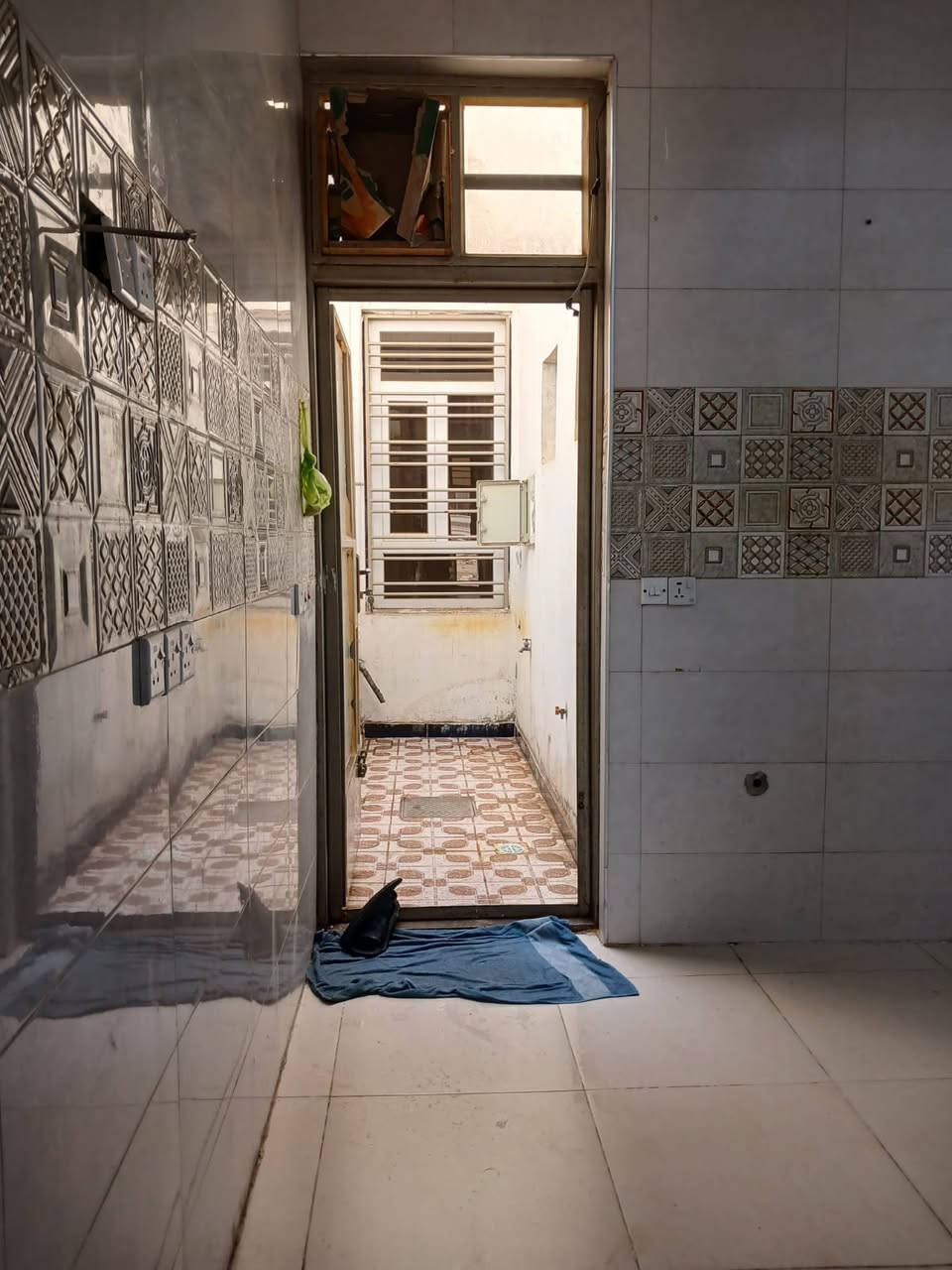 البيت 200 م عباره عن وحدتين سكنيه منفصله بالكامل الماء والكهرباء والمجاري كل وحده غرفتين وصحيات وحولي بالطابق الثاني والارضي غرفه واستقبال وصاله ومطبخ وصحيات  ومنور وطارمه  البناء جيد جدا السعر 450,000,000ممكن بيع منفصل للاستفسار الاتصال *********** واتساب في حال الاجار ممكن تاجير كل وحده ب700,000
