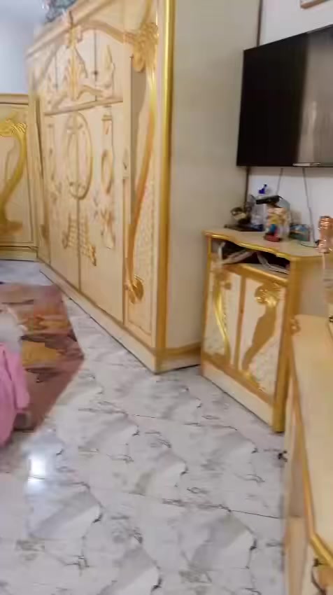 السلام عليكم بنايه ٩٠ متر واجهيه ٢٠ البنايه ٣طوابق تحتوي على ٣ شقق كامله مؤجرة البنايه بالكامل الشقق+المحلات تحتوي على ٥ محلات 
الموقع جيد جداً 
الاساتذه الشارع الرئيسي الشارع مجاور البانزين خانه 
السعر ٤٢٥مليون وقابله للتفاوض 
الاتصال على الرقم ***********
