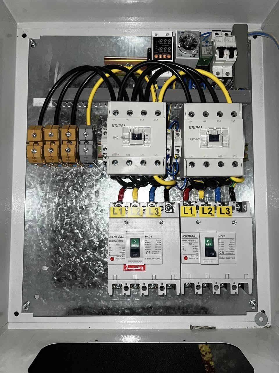سلام عليكم للبيع غراض كله جديد ممستخدم نهائي 
بورد A125 وطنيه مولد او وطنيه طاقه شمسيه يرهم عادي
كوندكترات او اوفر لولد 4*4 عدد 
سبورت لايتات 33
سعرهن شلع  370الف رجا الي مي يعجبه سعر يترك منشور
او الله يرزق الجميع 
سبب البيع متفقنه ع شغله او انحسبن عليه فوك هاذ سعر 
مكاني بغداد سبع ابكار 
***********
