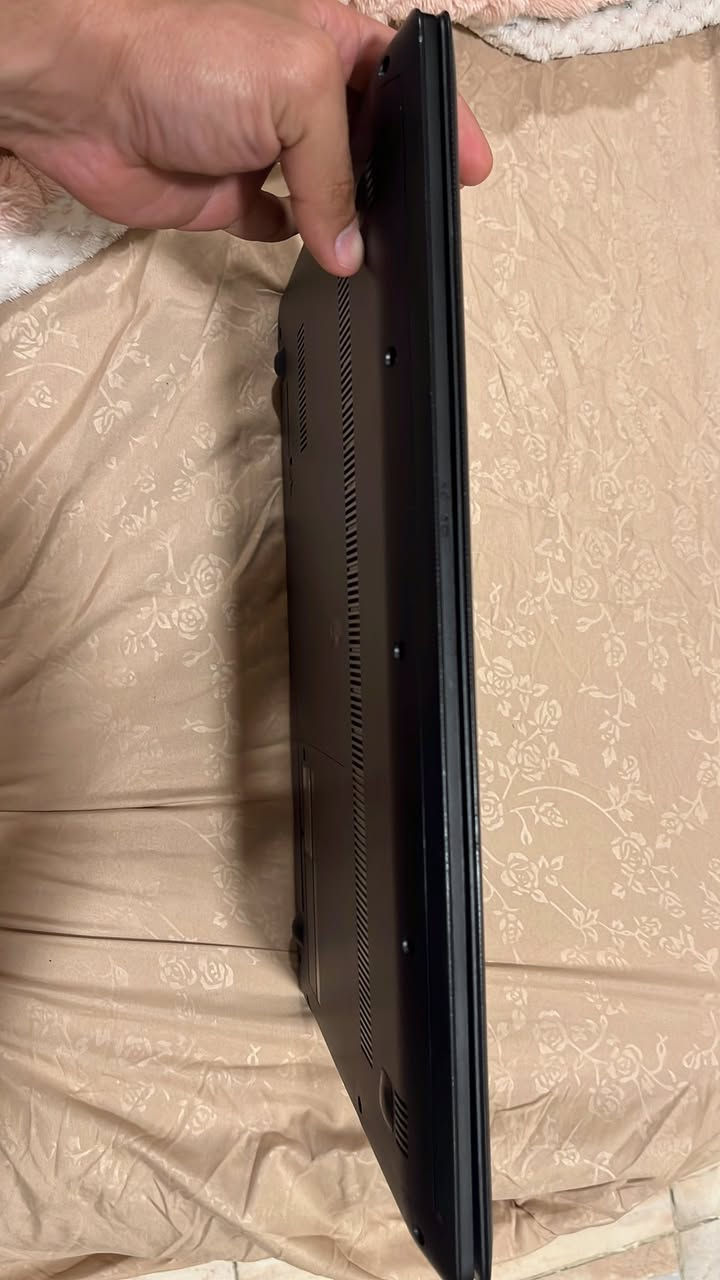 السلام عليكم لابتوب لينوفو نضيف جدا
مال كارتونه مو باله و لا اوبن بوكس لابتوب اصلي 
بيهه بس بقعه سوده صغيره بالشاشه موضحه بالصور حاسبه اي عطل ما بيهه 
بطاريته ممتازه ساعات عمل 
رام 8 
هادري 256 hhd 
الحاسبه سلرون انتل 
عليهه وندوز 10 اصلي فعال 
سيدي شغال 

سعرهه 100 و بيهه مجال 
مكاني جميله شارع خير الله 
رقمي ***********
