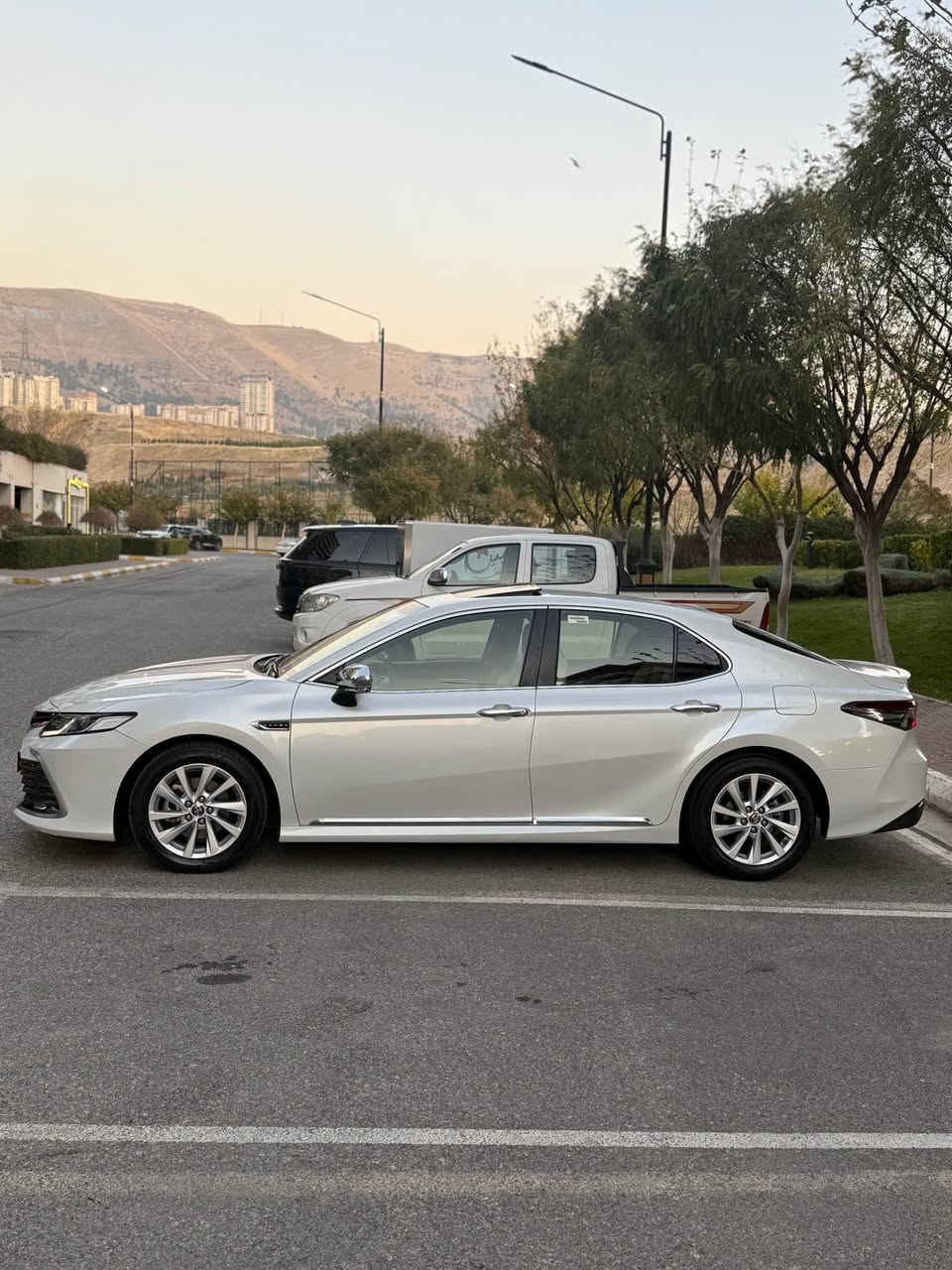 Camry 2023 GLE+🔥
سفري شةريكةي جيهان 
گير و مةكينة و كارةبايات بةشةرت
بي بوياخة 
دوو پيدي ئاري بچوكي هةية
فوول مواسةفاتة 
دوو كوشن كارةبا 
وايرليس چارج
كوشن جلد
پةردة
75 km روشتووة
سعر 253 معامةلة
شوين سليماني 
0770 777 5558 شربازهير, السليمانية
