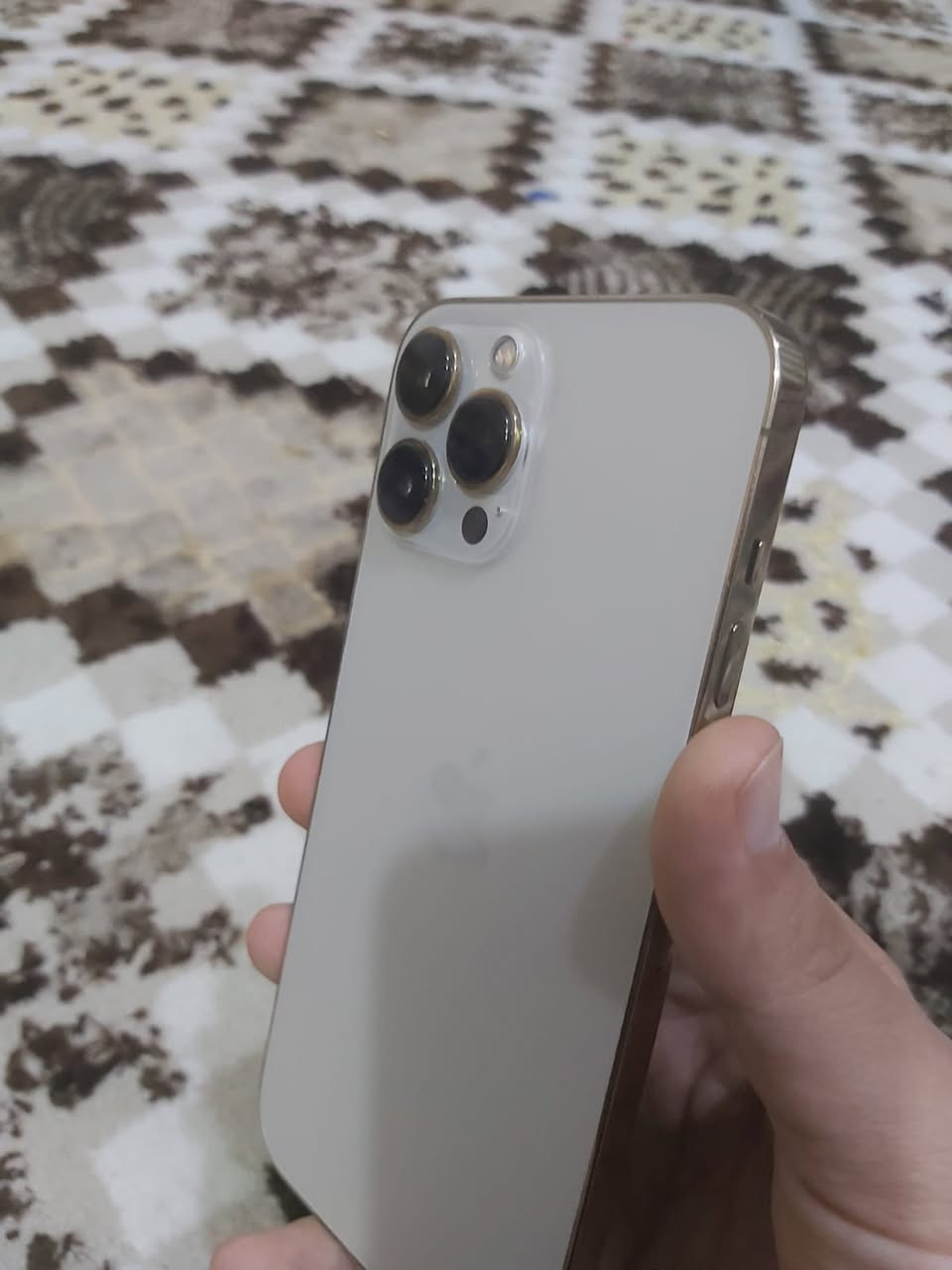 آيفون 13 برو ماكس مستخدم بحالة نظيفة جداً، مع كل تفاصيله الحقيقية ومرفق صور واضحة تبين نظافة الجهاز وسلامة أطرافه وشاشته.
المواصفات الرئيسية:
• الموديل: iPhone 13 Pro Max
• الذاكرة: 256 جيجابايت
• اللون: ذهبي
• الحالة: مستخدم نظيف جداً،
• كلشي شغال: Face ID، الكاميرات، السماعات، الشحن، كل الوظائف تعمل بامتياز.
مع شاحن اصلي 
• صحة البطارية: 77٪
السعر 620 الف


**إذا كنت صاحب هذا الإعلان وتريد حذفه لأي سبب، رجاءا أرسل رسالة إلى الدعم الفني**