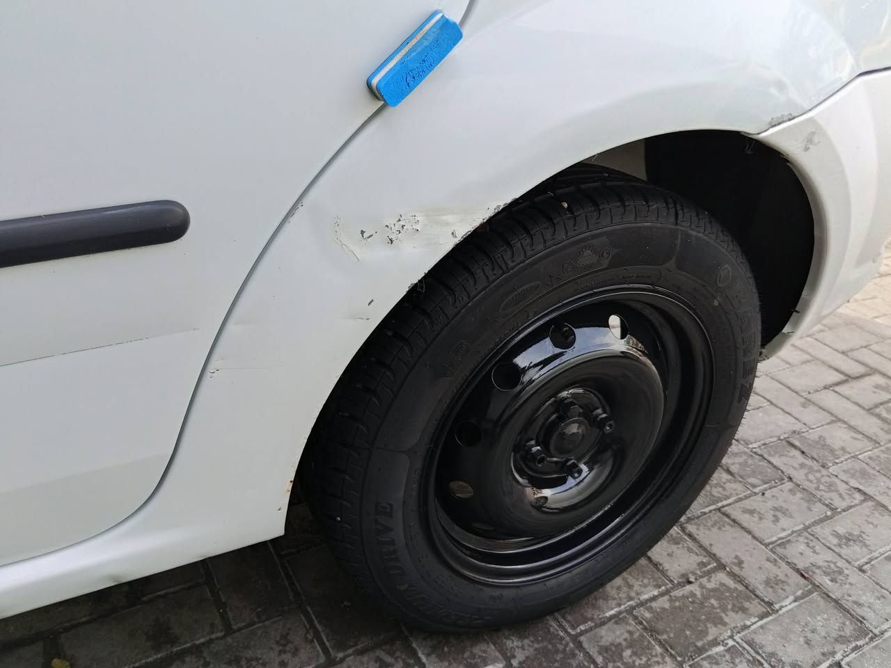 سلام عليكم من رخصه لدمن
سياره رينو لوكان 2011فرنسي اصلي مو ايراني 
خوصي بغداد كير اوتماتي لسيار كلش نضيفه وصارف عليهه هوايه كير جديد حاويه وضفيره جديده مشط ستيرن وبور جديد صدر جديد تخم تاير جديد صارف عليهه مكيانيكيات جديده لسياره بيهه نقص تبريد وبيهه بدايه لاستيك ولف ولباقي كله جديد كل كهربائياتهه شغاله 
عارضهه 55
مكلن لسياره بغداد حي الجهاد 
رقمي ***********
