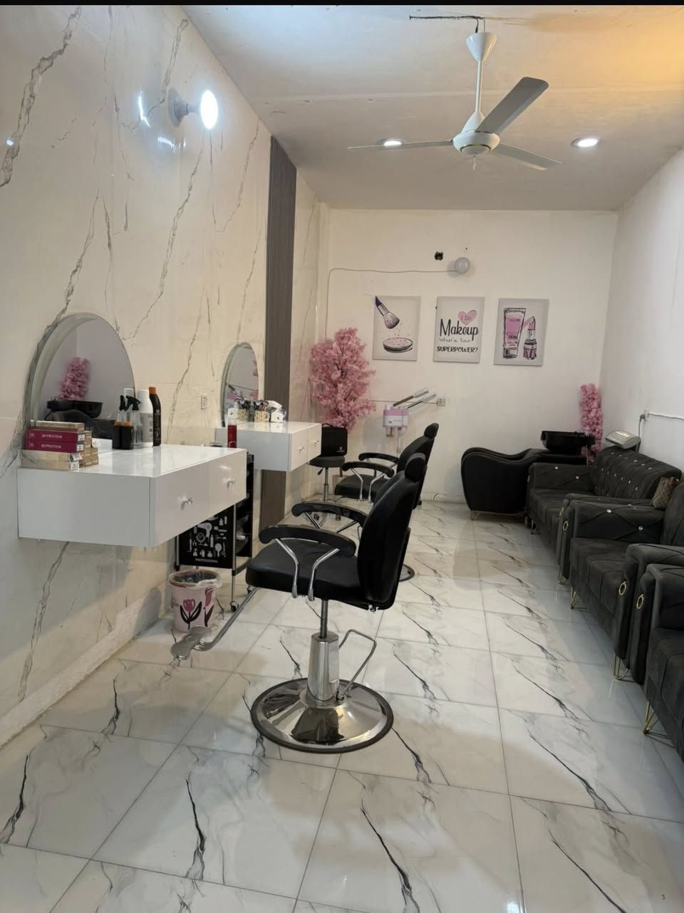 صالون للبيع بسعر مناسب ومكان مميز / شارع البارون السايدين عمود 92 سبب البيع عدم التفرغ لانو طالبه  ***********
او خاص (اذا تحتاجون عامله اله موجوده)
