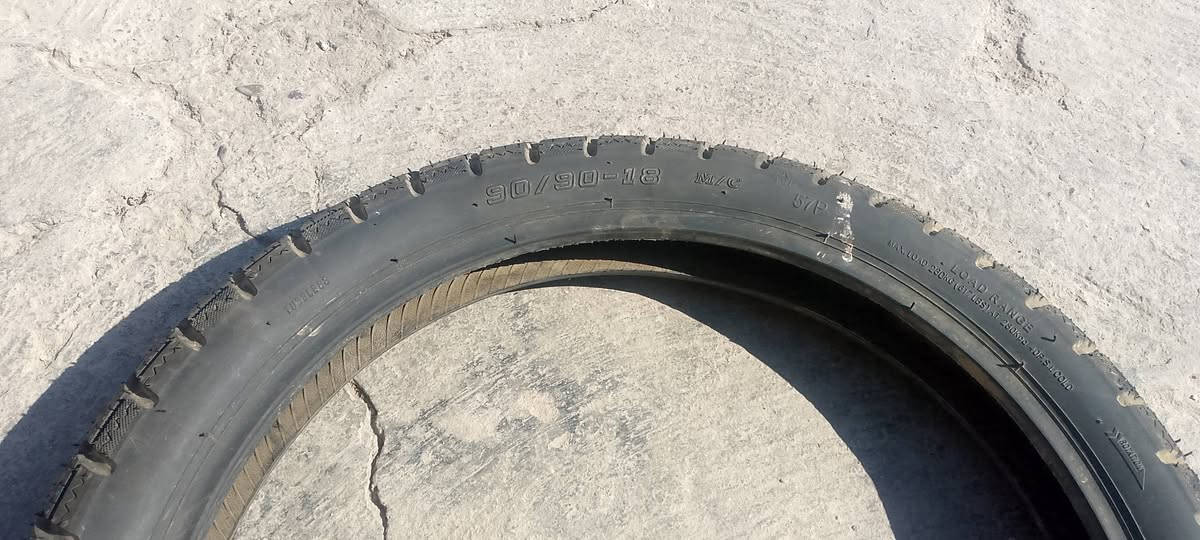 السلام عليكم عندي هذا التاير جديد للبيع سعر 25 حجمه 18/90/90 مكاني الدوره ابودشير ***********
