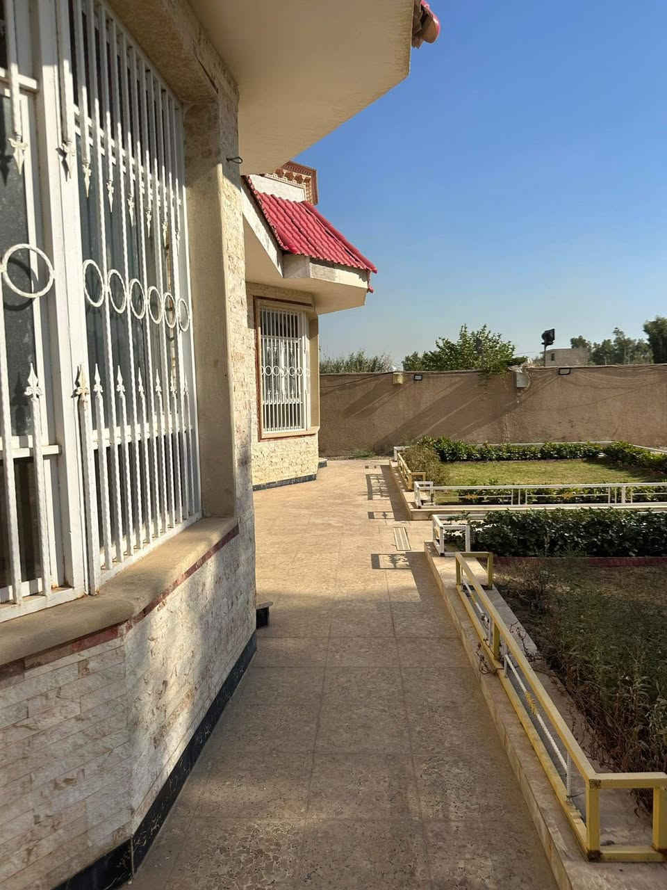 السلام عليكم 

مزرعة للبيع      

المساحه 2250 متر / طول 125 متر / العرض 18متر /  
الموقع بغداد حي الانتصار قرب مجاور  الراشدية
بناء 550 متر /  متكون البناء من بيتين ممكن فرزهن كل بيت مساحتة 275 متر 
تفاصيل البناء / صاله عدد 2 /مطبخ 2 / استقبال 2 / حمام7 / غرف نوم 8 /
حديقه 600 متر 
+ قطعه خلف البناء فارغه مساحتها 500 متر  
 + كراج 200 متر + مشتمل 

السعر 725 مليون 
للاستفسار عن معلومات  او السعر 

***********
***********
