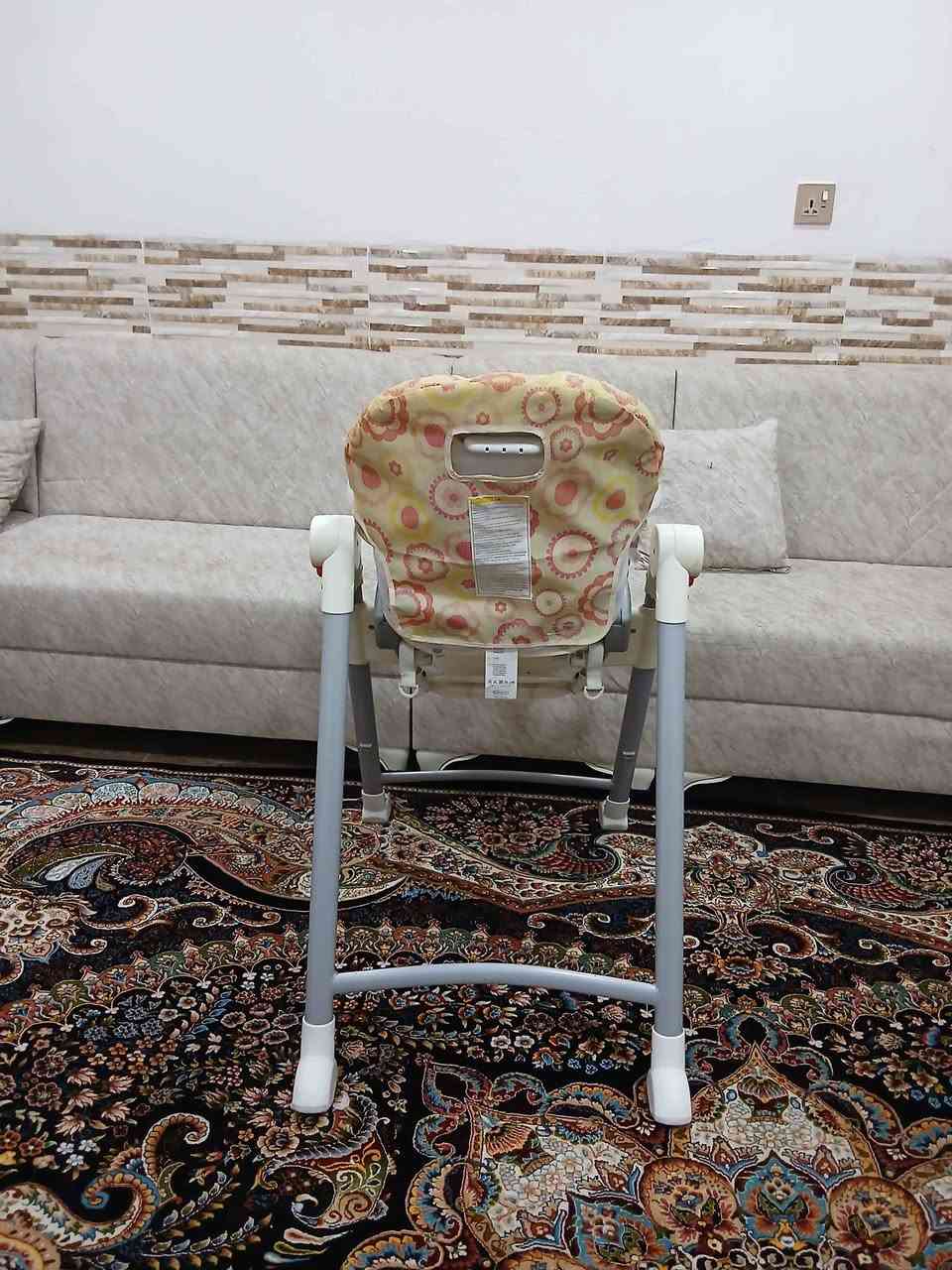 کورسی نانخوادنی مناڵ مارکەی Gracoo ی ئەمریکیە، بەرز و ئەکرێ بۆسەر عەرز و بۆسەر مێزیش ئەبێت ، سێ سینیە ، سینیەکیانی سابتە ، دو سینی تری پێوەیە هەردوکیان لێدەبنەوە سینی دوەمی کەڤەری هەیە کەزۆر ئاسان کاریە بۆ کاتی پیس بون ، قایشی بەستنەوەی هەیە ، کورسیەکەی پاڵ ئەخرێ بۆخەوتن ، بچوک ئەکرێتەوە بۆناوسەیارە 
زۆر تۆکمەیە و زۆر مەزبوت و بێعەیبە
سعری زۆر گونجاوەقفڵی 35 هەزارە بێ معامەلە
سلێمانی ، گەیاندن هەیە*********** السليمانية, العراق
