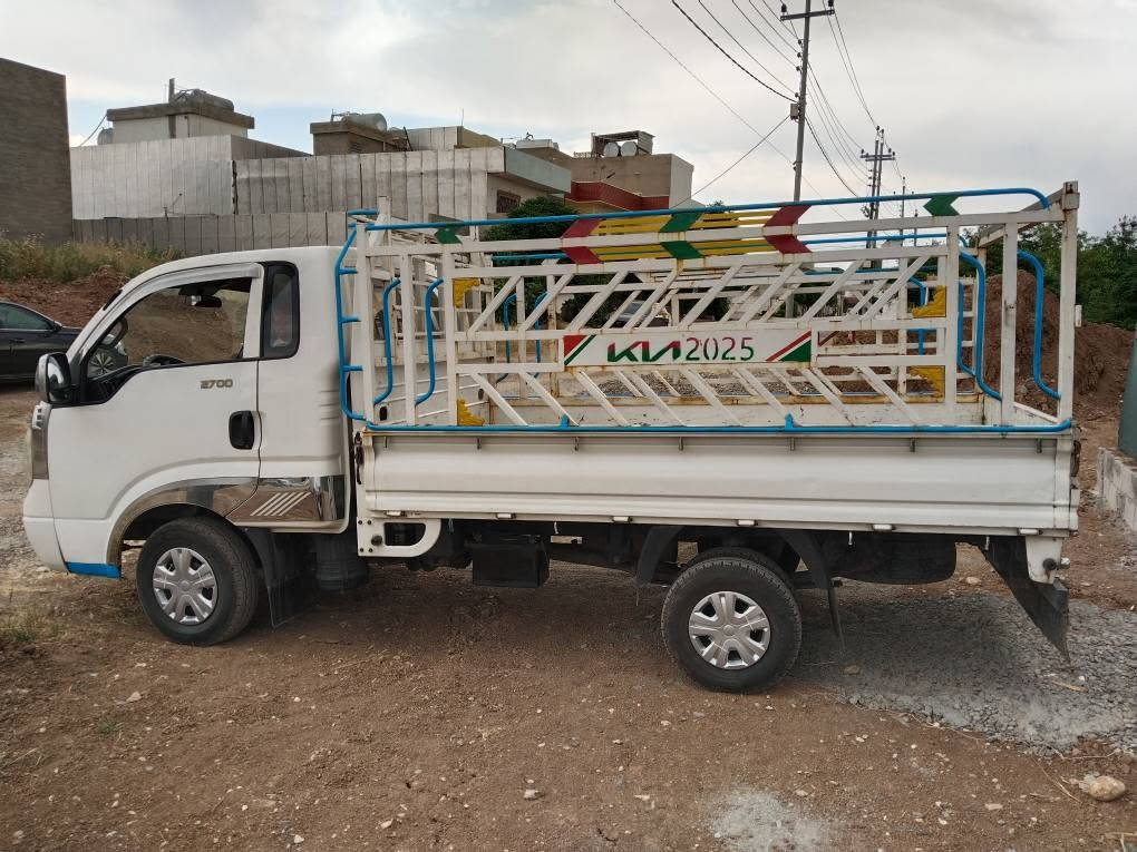 کیای2700 مۆدێل 2011بێ بۆیاخ گێڕو مەکینە وشانسی بەشەرت تەبریدی بەشەرت سەنەوی و ڕەقەم و هه زەی تازەیە  بەناوی خۆمانەوەیە  کوشن و گاعی جوانی تیایە شەش تایەی تازەیە چرکەی تیانییە ماڵی دۆستە..ژ..م...
*********** السليمانية, العراق
