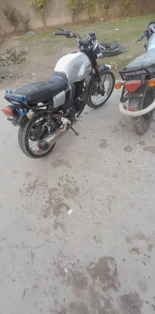 سلام عليكم دايوان لايتي موديل 20
دراجه هاي كدامكك  شوفت عينك مكينه مامفتوحه بس محرك مصبوغ مشخط اوراق مكاني بابل مسيب سعرهااا 750وبيه مجال بسيط ***********
