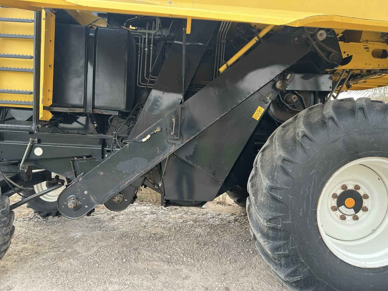 سلام عليكم حاصده نيوهلند موديل 2013 حجم 5040 للاستفسار/ رقم ***********
