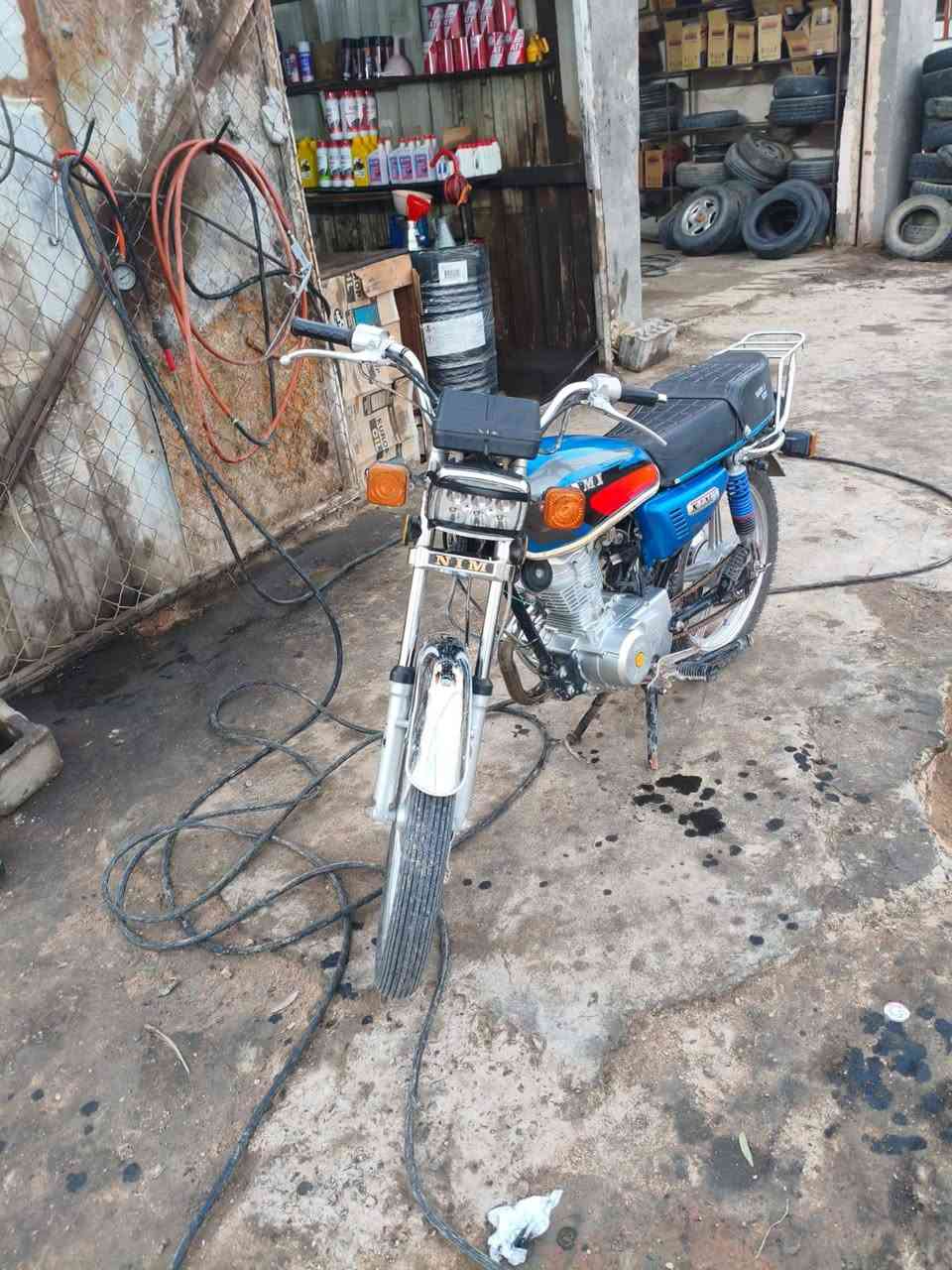 سلام عليكم دراجه للبيع مديل ٢٢ محرك ٢٥ اوراق اصولي ٧ ورقات مداور وكيك الكيل العارضي درجه مكفوله من كل شي عنوان طريق كربلاء نجف عمود 233 السعر 800وبيها مجال  الرقم ***********
