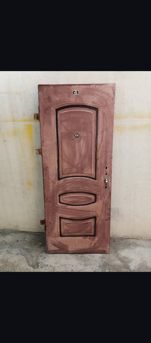 للبيع باب حديد واحد ارتفاع مترين عرض 80سنتيم سعره 20الف مكاني كركوك حي نصر للاستفسار ***********
