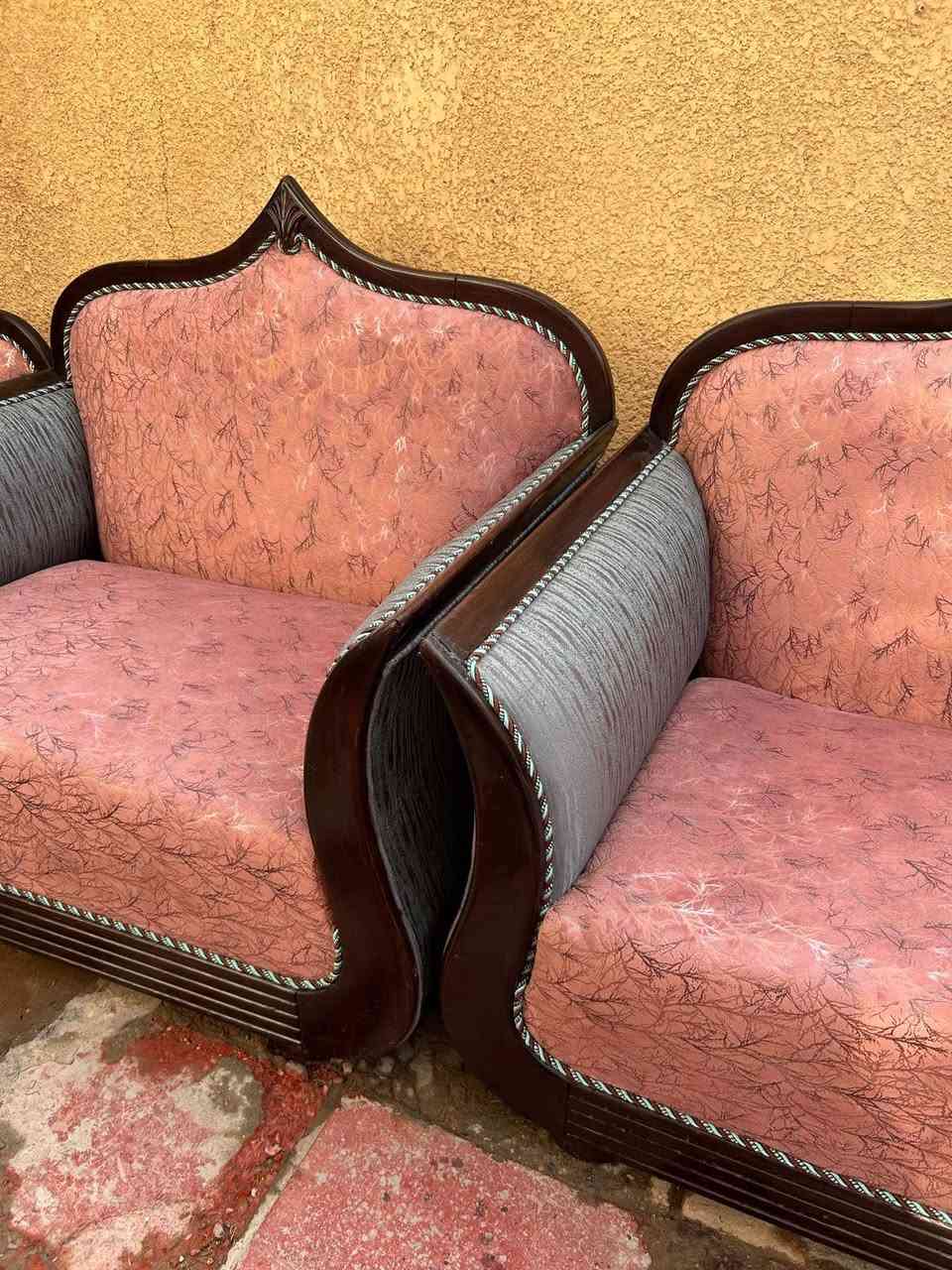 سلام عليكم
للبيع تخم دوشمه جديده 
2قطع كبار ام اربع نفرات و 4كراسي 
سعر 350 
الاستفسار ***********
