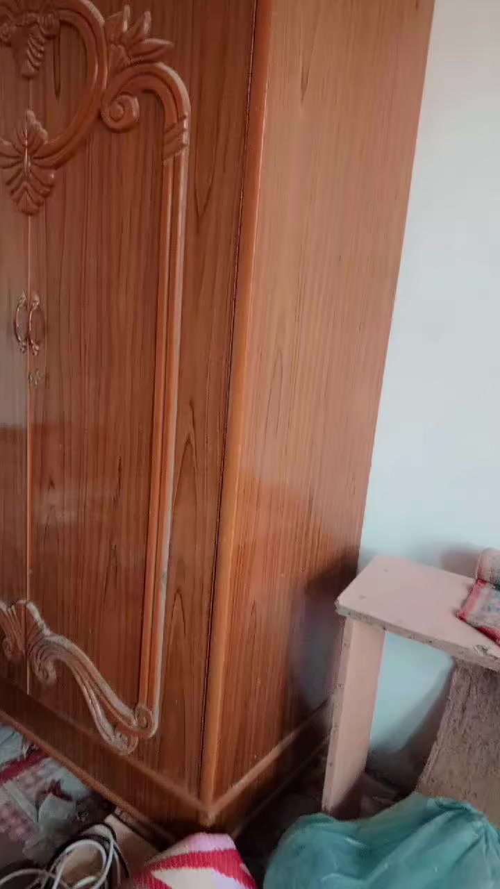 كنتور للبيع ست بيبان وملحق سته الفوك جرجوبه وتاج ضخم تسكام تفصال نقش ما مستخدم سبب لبيع بيتي صغير ٤٥ متر ميصير بي وعايفته عد ناس بالحقيقه يخبل شكله كنتور مرتب سعر ٥٠٠ وبي مجااال مكان نجف
 ***********
