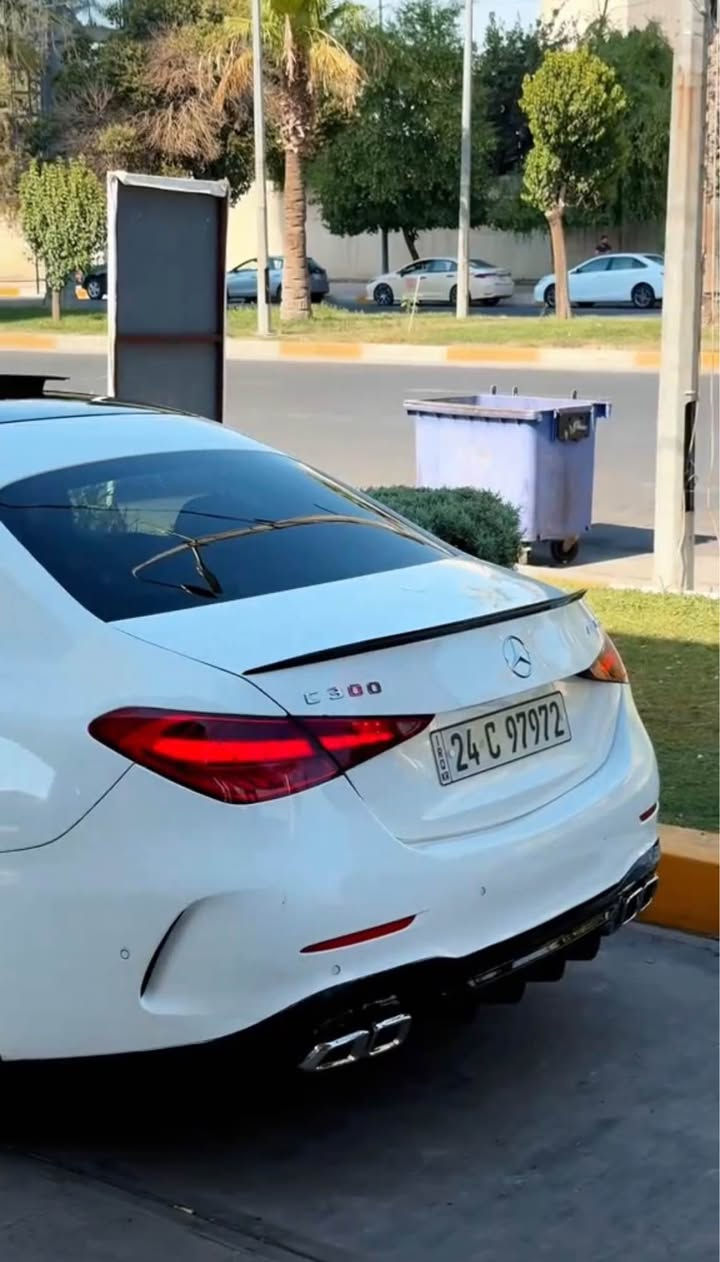 ميرسيدس بينز C300 2025 وارد امريكي
فول فول مواصفات لون ابيض داخل مشمشي 
 كت كامل AMG C63
ماشيه 31,000km
الضر 3 قطع خلفية صبغ وايرباكات سستم شركة وبيها مكانين على شبر شبر صبغ 
السيارة جديدة بدون اي نقص 
مرقمة جديد هزة وفحص وسنويه كله جديد جاهزة من كل النواحي 
السعر 320$ ورقه وبيها مجال بسيط 
الشراي يتصل واتساب 
***********
عنوان السيارة اربيل 
للبيع فقط أربيل, العراق
