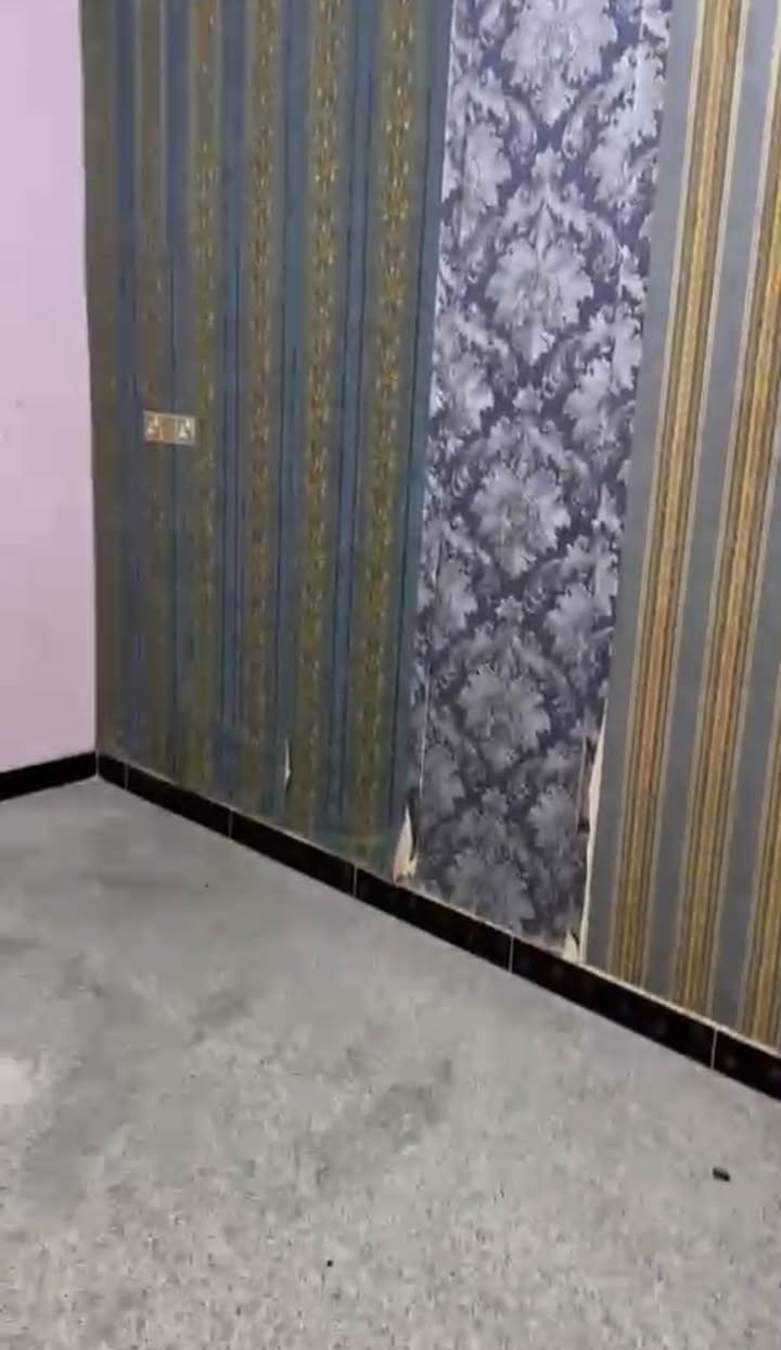 سلام عليكم 
شقة للإيجار في الحكيمية شارع الرديني 
طابق اول درج معزول تتكون من:-
(غرفتين نوم+صالة+ استقبال كبير+صحيات وحمام+سطح)
سعر الايجار 500 الف سكن عوائل فقط للتواصل ☎️ 
*********** البصرة, العراق
