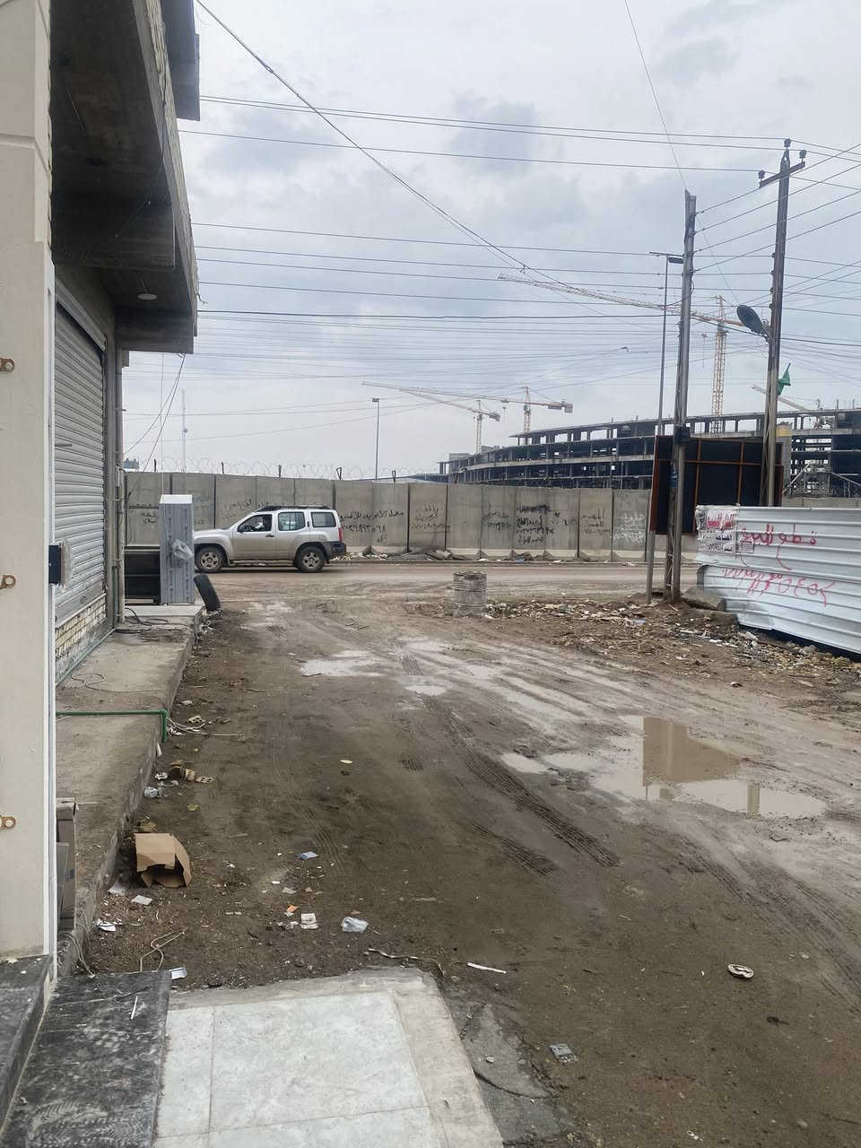 دار للبيع المساحه ١٠٠ متر  الواجهه ٥ متر 
طابقين اونص ٤ غرف نوم  
  العنوان الرستميه خلف المرور.   ***********
