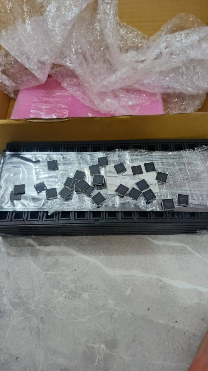 متوفر 350 قطعة كله جديد 
المعالج المنطقي الذكي Altera MAX II متوفر الآن!
هل تبحث عن الكفاءة والسرعة العالية لمشروعك الإلكتروني القادم؟ إليك رقاقة Altera MAX II (الطراز EPM570T100I5N)، الحل المثالي والمنخفض التكلفة للتحكم المنطقي المتقدم وتوسعة المنافذ.💡 أهم الميزات:هندسة مرنة: تحتوي على 570 عنصرًا منطقيًا (Logic Elements) لمعالجة البيانات بسرعة فائقة.استهلاك طاقة منخفض للغاية: مثالية للأجهزة المحمولة والأنظمة المدمجة.ذاكرة فلاش داخلية: ميزة التشغيل الفوري (Instant-on) وحفظ البيانات دون الحاجة لذاكرة خارجية.💻
 الأنظمة والأجهزة المتوافقة 〽️ (Compatibility):تتوافق هذه الرقاقة وتعمل بشكل ممتاز مع مجموعة واسعة من أدوات التطوير والأنظمة الإلكترونية، ومنها:
1- برامج التصميم والبرمجة:برنامج Intel / Altera Quartus II (للتصميم والبرمجة والمحاكاة المنطقية).
2- بيئات التطوير التي تدعم لغات الوصف العتادي مثل VHDL و Verilog HDL.
3- أجهزة ومبرمجات البرمجة المباشرة (ISP):
4- مبرمج USB Blaster (من Altera/Intel) لرفع الأكواد البرمجية عبر نظام JTAG.التوافق العتادي وبدائل اللوحات:
5- لوحات التطوير والتقييم MAX II Development Boards / Kits.تتوافق ميكانيكيًا في التصميم (نفس توزيع الأطراف وحزمة TQFP-100) كبديل مباشر لبعض الطرازات مثل EPM570T100C5N و EPM570T100A5N
 (مع ضرورة مراجعة الجهد الكهربائي للمشروع).
التطبيقات والأجهزة الطرفية المتوافقة:
أنظمة التحكم الصناعي والميكاترونكس.
أجهزة التوجيه المدمجة وأنظمة اتصالات البيانات (تحويل البروتوكولات وجسور النواقل Bus Bridging).
لوحات التحكم في شاشات العرض وأجهزة القياس.


**إذا كنت صاحب هذا الإعلان وتريد حذفه لأي سبب، رجاءا أرسل رسالة إلى الدعم الفني**