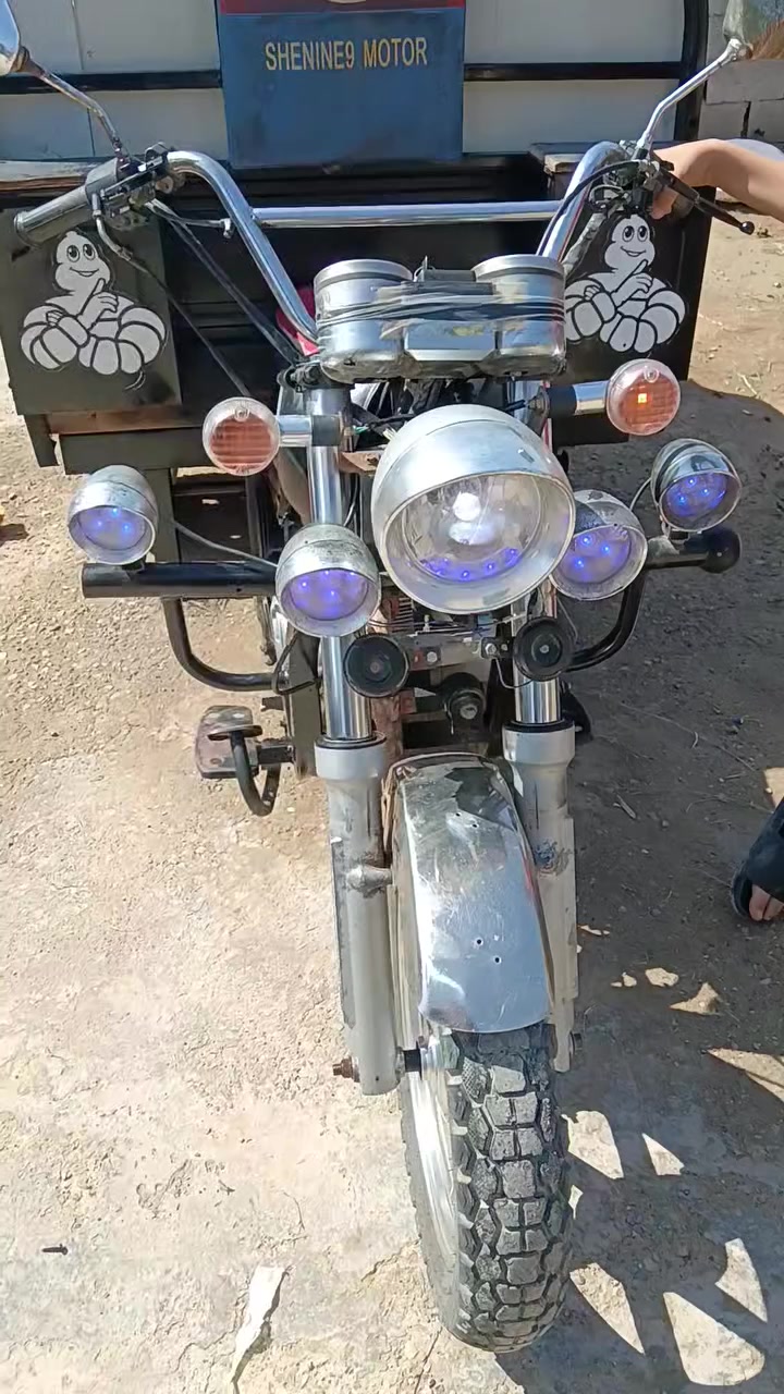 ستوته جمره موديل 18محرك ما مفتوح نظيفه تاير جوبلس جدد ستوته خير من الله بيها بس باج بالركبهلتقويه أوراق اصولي سعر مليون 35شراي اتصل ***********
