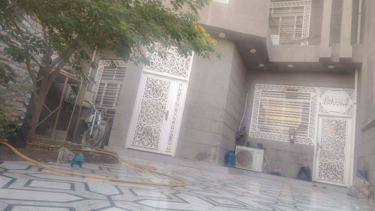 دار للبيع المساحه 270  كونكريت  كل الصطوح والبتلو مكان البيت التقيه 3قرب الكراج القديم بشارع مجمع الروان امام الكراج القديم   طابقين والثالث. صطح الطابق الاول يحتوي على  بناء طارمه وحديقه  ومدخل  براني  وصاله ومطبخ وغرفتين  نوم سويت ومجمع صحي داخل وخارج والطابق الثاني يحتوي على غرفتين وصاله ومجمع صحي وصطح وغرفتين مامبنيه اظافيه بس مامكمل بناهن وصطح طابق الاخير وب و الباب وجه البيت شارع 40 مساحته وباب وره البيت شارع امام شارع النجف يبعد 50 متر  طبعآ غرف وبناء كبار ليس زغار    الاستففسار خاص او هذا الرقم على السعر والتفاصيل ***********

ملاحظه  المايشتري ولاشراي لايعلق بسعر يدخل خاص ويدلل الدار جاهز للسكن
