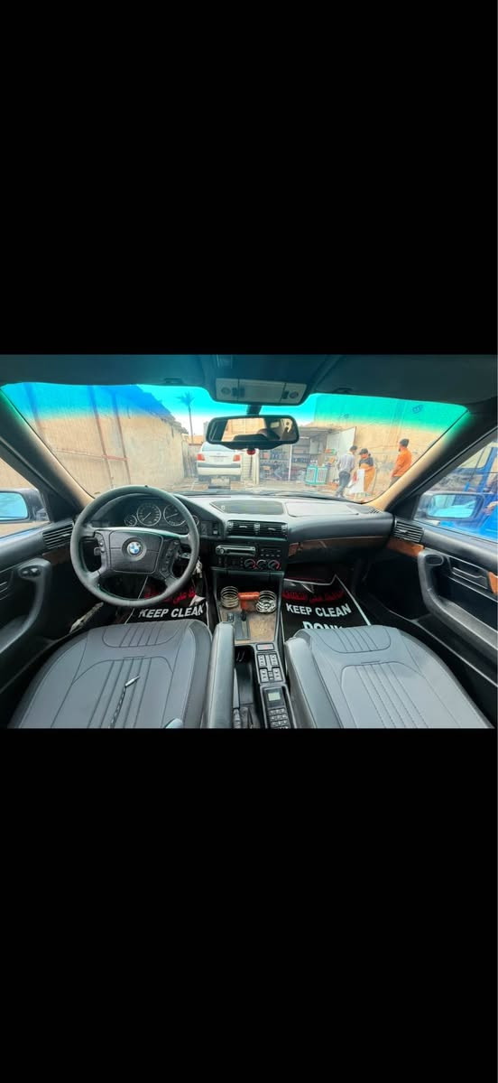 السلام عليكم
بي ام bmw 525 
موديل 1991 
السيارة فول 1على 1 جام 4 كهرباء ( اوتو)
كير اوتو 
تحكم كشنات كهرباء 
تحكم بالمري كهرباء 
فتحه طگتين
بردة خلفية
حساس ABS مانع انزلاق
محدث دشبول وبيبان صاج
درگه ستيرن مال خفاش 94
مكينة 525 مسكر  
كشنات جلد بلاد ودوشمه جديدة درجه اولى
مبدل بيهة بنيد وچاملغ 
گير مكينه فول
ويل خليه اصلي
سنوية لل 2027
بيهة كم ملاحضة بالگشر 
وضربه صورتهة موجوده
السيارة بأسمي تحويل ثاني يوم
السعر 57 وبيهة مجال
مكان السيارة بغداد

*********** بغداد, العراق
