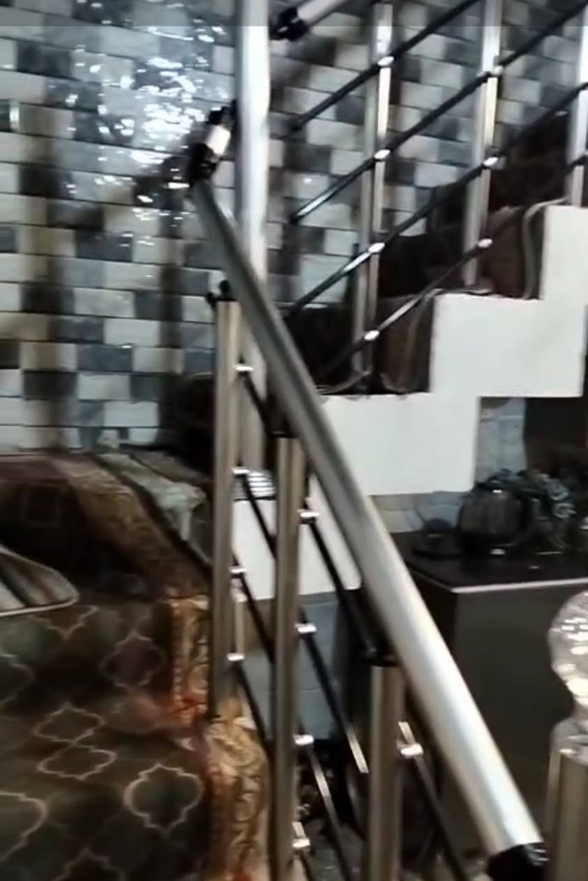 ///على بركة الله ///
بيت زراعي  سند ١١٧ للبيع او مراوس
المساحة/ ٧٥متر 
التفاصيل/ طابقين 
الطابق الاول/ غرفة نوم واستقبال ومطبخ وصحيات 
الطابق الثاني/ قيد الإنشاء واصل للسقف بدون سقف
الخدمات كاملة/ تبليط ومجاري وماء  كهرباء
العنوان /الزعفرانية. الاربع شوارع .خلف أفران الحلفي زراعي علي مكلف
السعر ٨٥مليون قابل للتفاوض
للاستفسار مراجعة مكتب دلالية المصطفى للعقار الزعفرانية الاربع شوارع خلف ماركت اللؤلؤة مجاور أسواق القبس اوالاتصال او مراسلة واتس اب ***********او***********
