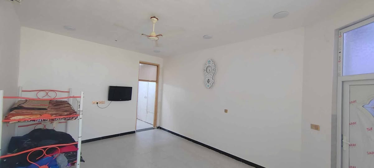 السلام عليكم اكو بية ب حي االأمن طبقين الطابق الاول كلدور وستقبال هول ومطبخ حار وبارد غرفتين نوم مناور ٢صحياة٢وطرمه الطابق الثاني ٤غرف نوم و وصحيات عدد٢ولطابق الثالث بيتونه وسطح التصال على هذا الرقم ***********
