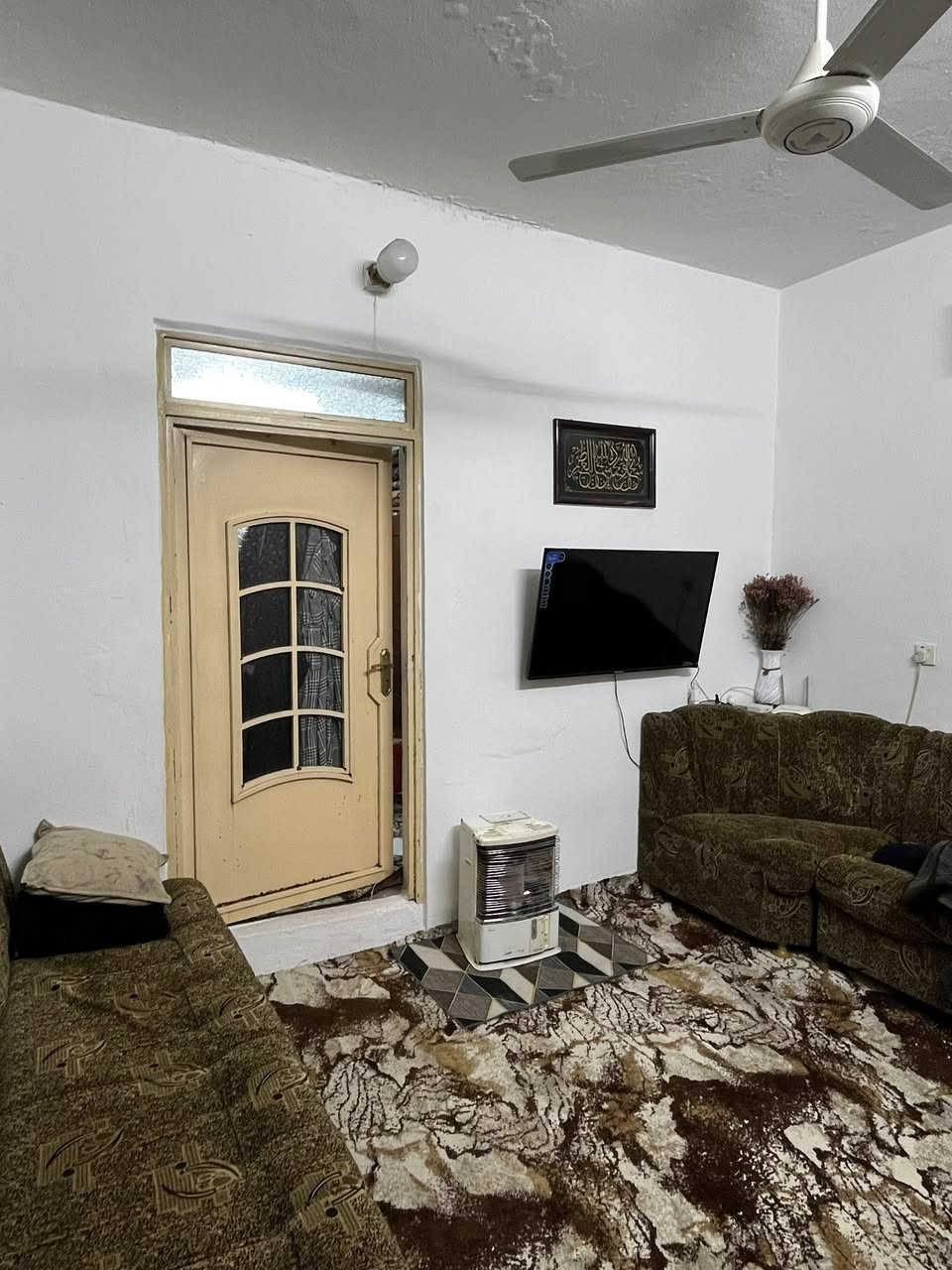 بيت للبيع او للمراوسة في منطقة الورشان مساحة الدار 135 ركن  الواجها  18  يحتوي الدار على غرفتين نوم + هول + مطبخ وصحيات  + كراج داخلي  مامصور  للاستفسار مراسلة الصفحه او الاتصال على الرقم 
***********
