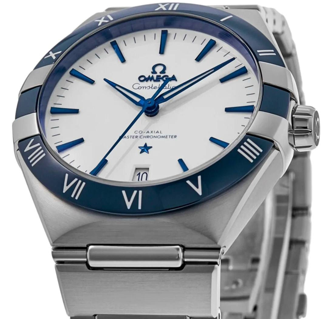 ساعة من ماركة اومكا Omega x Swatch MoonSwatch 
الهيكل والإطار (Exterior)
المادة: مصنوعة بالكامل من الفولاذ المقاوم للصدأ (Stainless Steel) عالي الجودة.
الإطار (Bezel): يتميز بإطار من السيراميك الأزرق المصقول، مع أرقام رومانية مصنوعة من "الجراند فو" (Grand Feu) الأبيض، مما يضمن ثبات اللون ومقاومة الخدش.
المينا والعقارب (Dial & Hands)
المينا: مصنوع من السيراميك الأبيض اللامع، مما يعطي تبايناً حاداً وجميلاً مع العناصر الزرقاء.
العقارب والمؤشرات: العقارب وشعار أوميغا والمؤشرات كلها مطلية باللون الأزرق المتناسق، ومصممة بأسلوب "الفاسيت" (المضلع) لتعكس الضوء ببراعة.
التاريخ: نافذة التاريخ موجودة عند موضع الساعة 6، مما يحافظ على تناظر وتوازن شكل المينا.
السوار: سوار معدني متصل بتصميم انسيابي مريح جداً على المعصم.
مقاومة الماء: مقاومة للماء حتى عمق 50 متراً (مناسبة للاستخدام اليومي والسباحة السطحية).
 السعر 85 الف مع توصيل وعلبه


**إذا كنت صاحب هذا الإعلان وتريد حذفه لأي سبب، رجاءا أرسل رسالة إلى الدعم الفني**