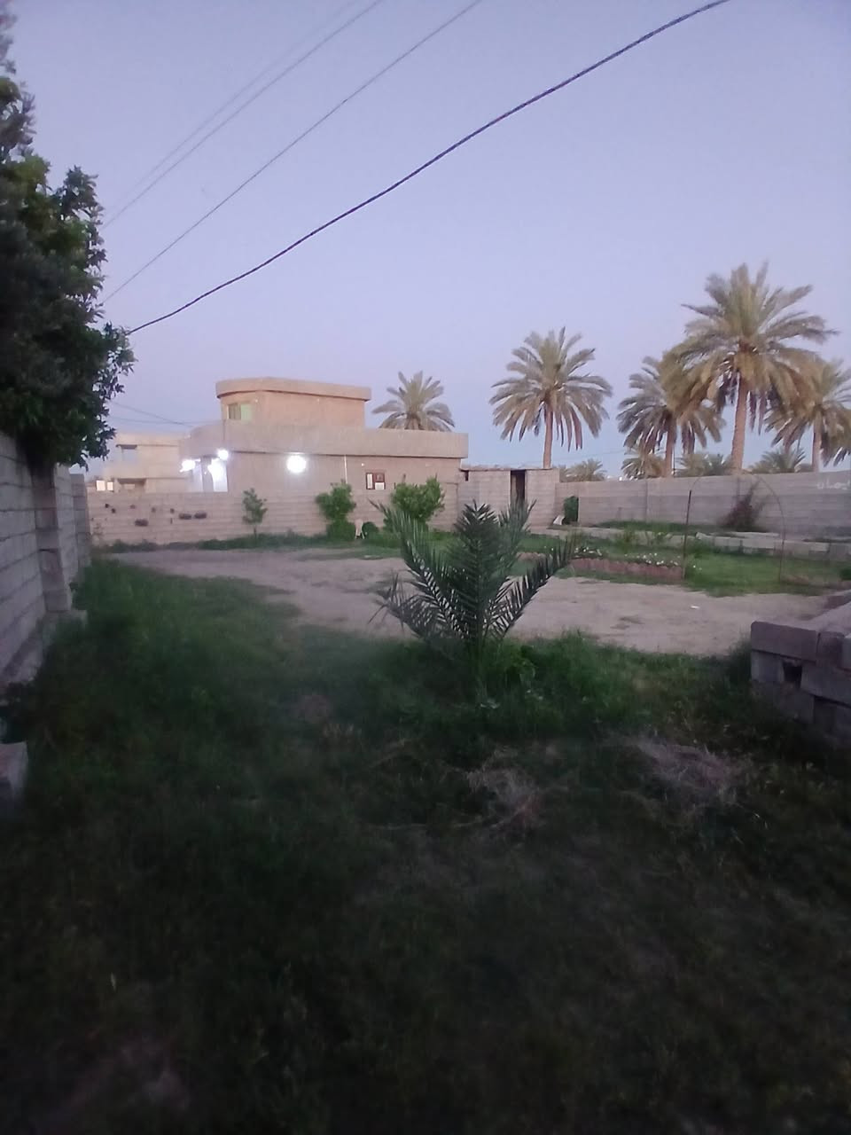 السلام عليكم هيكل للبيع العلم الحاوي مساحة الارض ٥٥٠ متر طابو زراعي مسيجه من كل الجهات واصلها كافة الخدمات السعر ٣٠ وبي مجال  ***********

