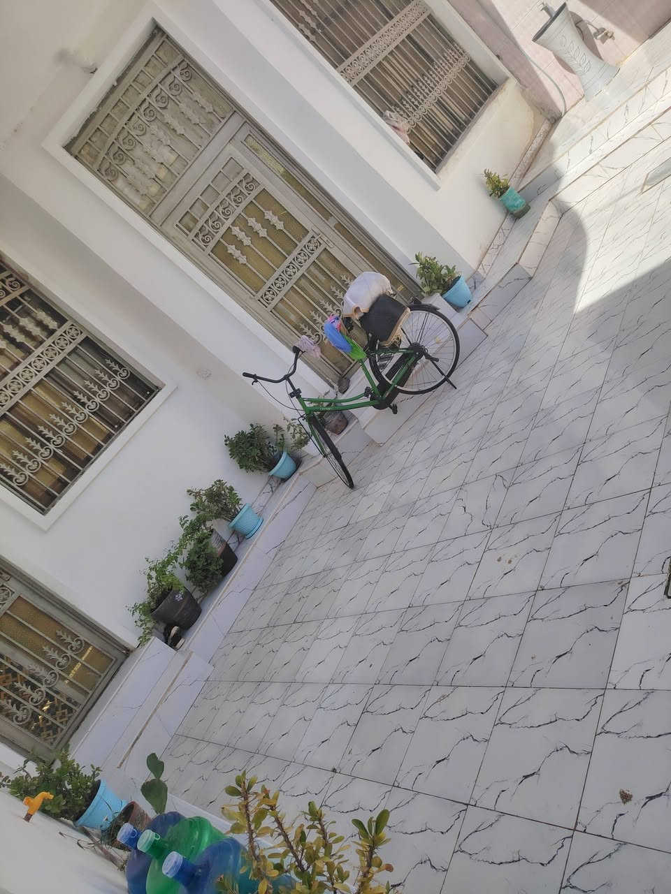 🏠 بيت للبيع بمواصفات مميزة (نظام زنجيل - واجهتين) 🏠
تعلن شركة العز للعقارات عن توفر بيت مميز ونظيف جداً للبيع، جاهز للسكن الفوري بموقع ممتاز ومواصفات راقية.
📐 تفاصيل العقار:
 المساحة: 175 متر مربع.
 التصميم: طابقين (بناء نظيف وبحالة ممتازة جداً).
 الإطلالة: نظام زنجيل (يحتوي على واجهتين أمامي وخلفي)، مما يوفر تهوية ممتازة وإضاءة طبيعية طوال اليوم، وسهولة في الدخول والخروج.
🛏️ التوزيع الداخلي للبيت:
 غرف النوم: 4 غرف نوم واسعة ومريحة.
 المطابخ: يحتوي البيت على 2 مطبخ (موزعة بشكل يخدم الطابقين وعملي جداً).
 المرافق الأخرى: صالة استقبال، مجاميع صحية، وكافة الخدمات الأساسية.
✨ مميزات إضافية:
 البيت بحالة نظيفة جداً ولا يحتاج إلى مصاريف إضافية (جاهز للسكن).
الموقع الحصوه حي الشهداء اقرب نقطه خلف حسينيه الزهراء
للاستفسار ***********

