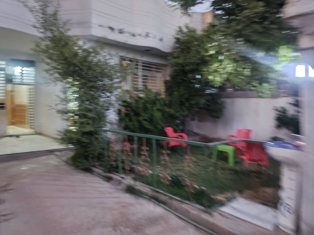 بيت للبيع المساحه 290متر على شارعين ثاني بيت عن شارع التبليط مال الشط شارع البو سيود عرض الشارع 8متر غرفتين نوم وصاله ومطبخ وستقبال وحديقه وكراج سياره عالي عن الشارع عنوانه طويريج حي الجمعية السعر 140مع المجال للتواصل ***********///
