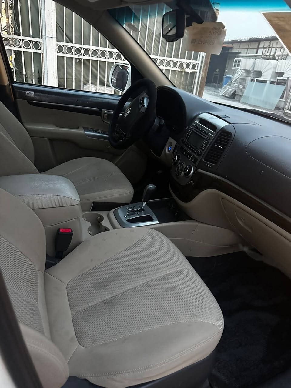 سلام عليكم سياره نوع سنتافي موديل 2011خليجي فول سياره جديده مال جناي  مواصفات بصمه فتحه شاشه كامره حساسات تحكم ستيرن جهتين خمسه ويل كب شاير مري تحكم مري مري شفط كشنات كهرباي جلد مكفوله من ضربه او تبدي او صبغ كفاله كير مكينه حداديه تخم تاير تبريد عنوان بغداد
سعر 165
***********
